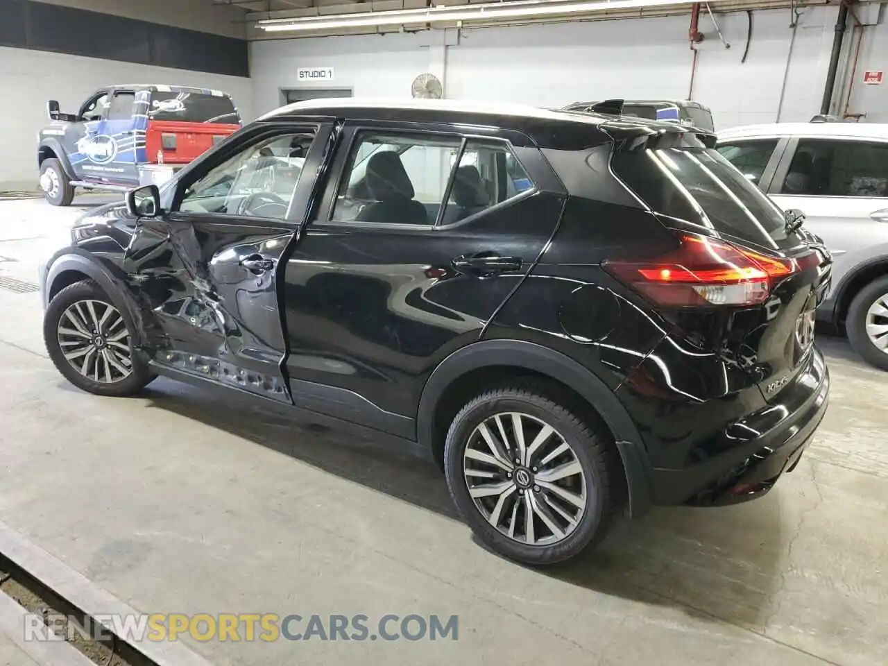 2 Photograph of a damaged car 3N1CP5CV4ML485607 NISSAN KICKS 2021