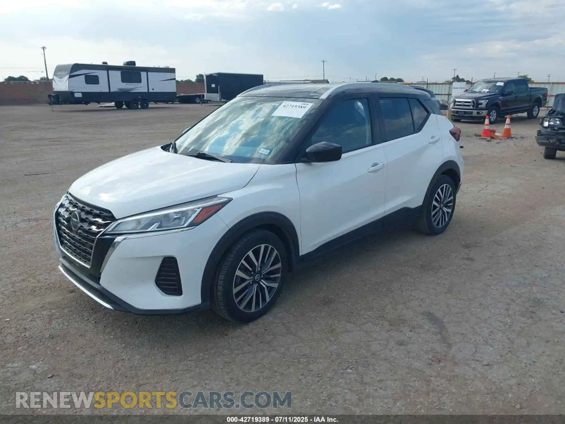 2 Photograph of a damaged car 3N1CP5CV4ML555882 NISSAN KICKS 2021