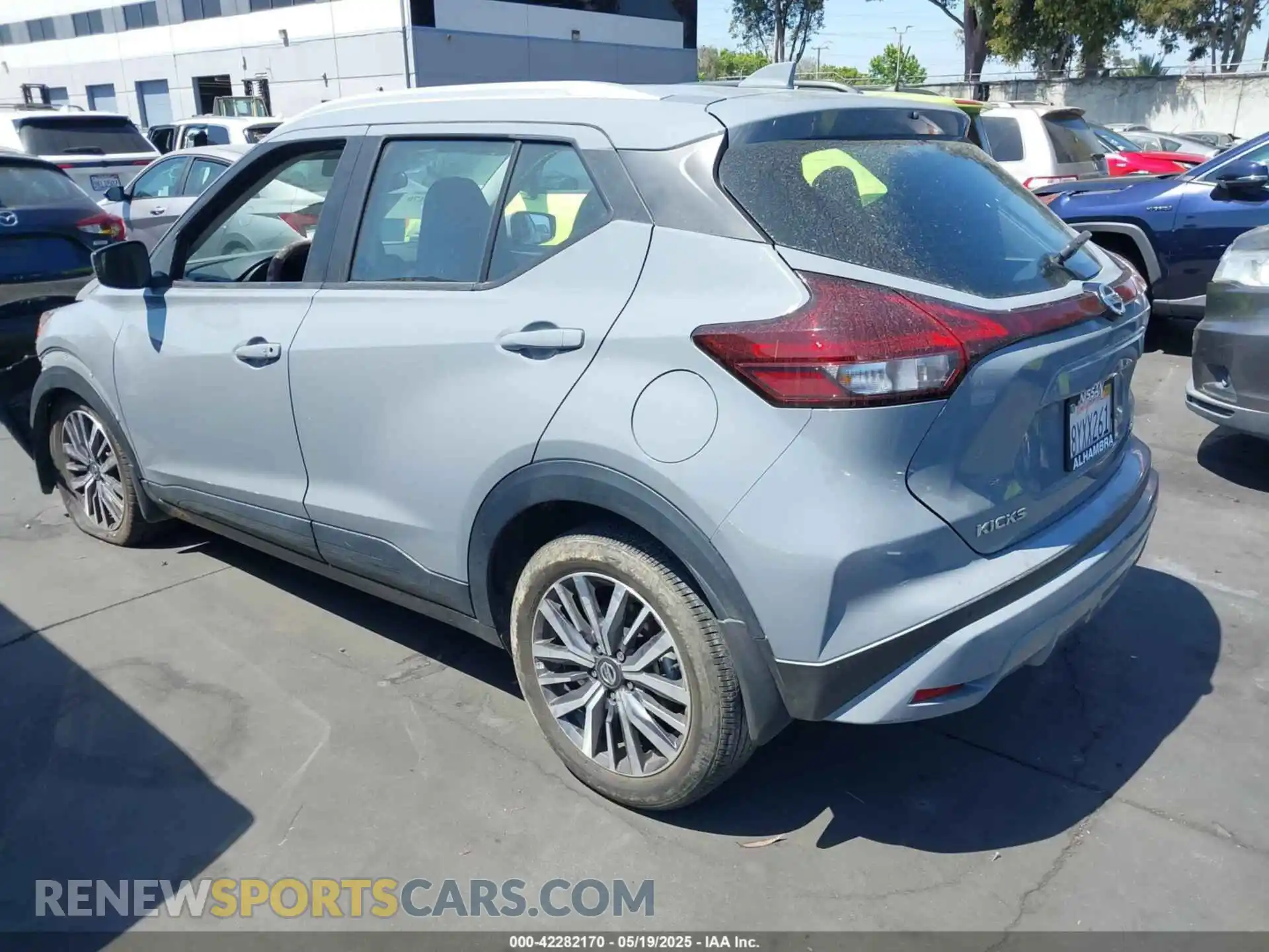 3 Photograph of a damaged car 3N1CP5CV8ML545257 NISSAN KICKS 2021