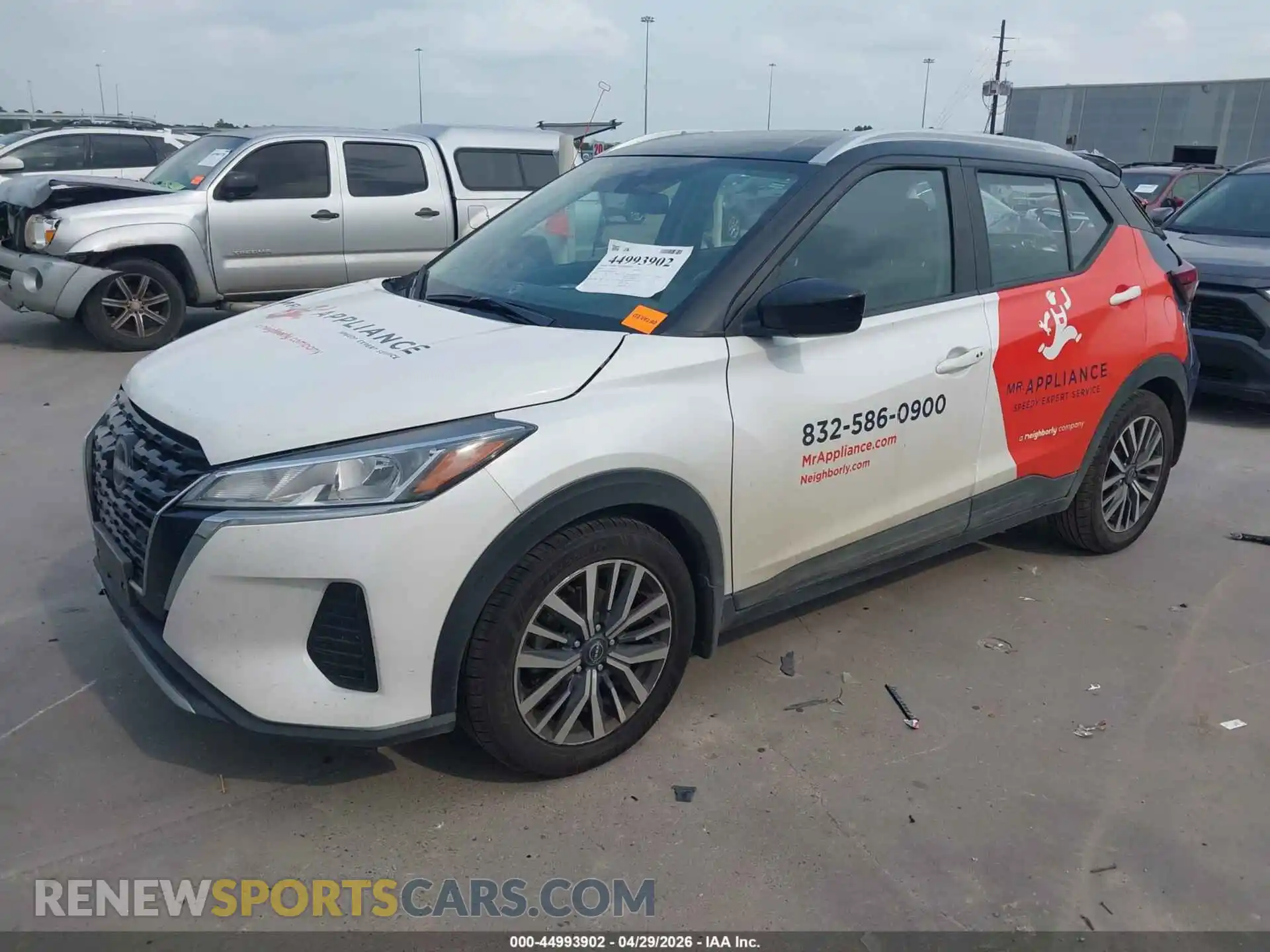 2 fotografías del automóvil dañado 3N1CP5CVXPL488550 NISSAN KICKS 2023