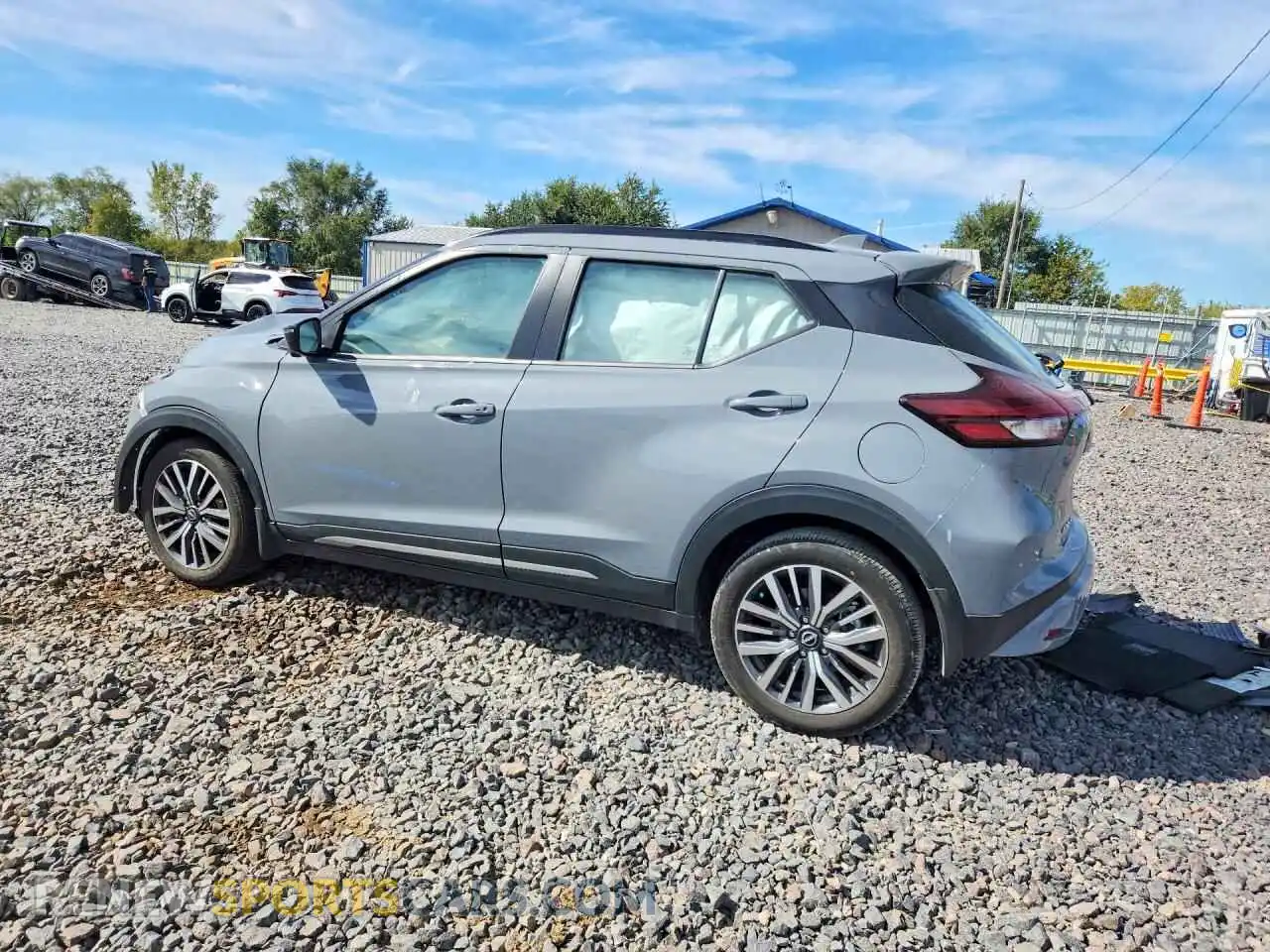 2 fotografías del automóvil dañado 3N1CP5DV0RL499249 NISSAN KICKS 2024