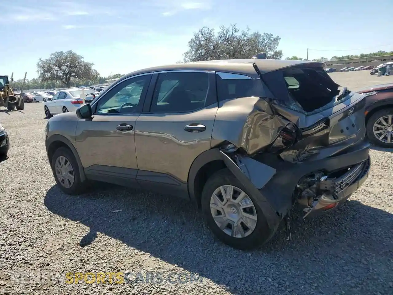 2 fotografías del automóvil dañado 3N8AP6BA8SL312814 NISSAN KICKS 2025
