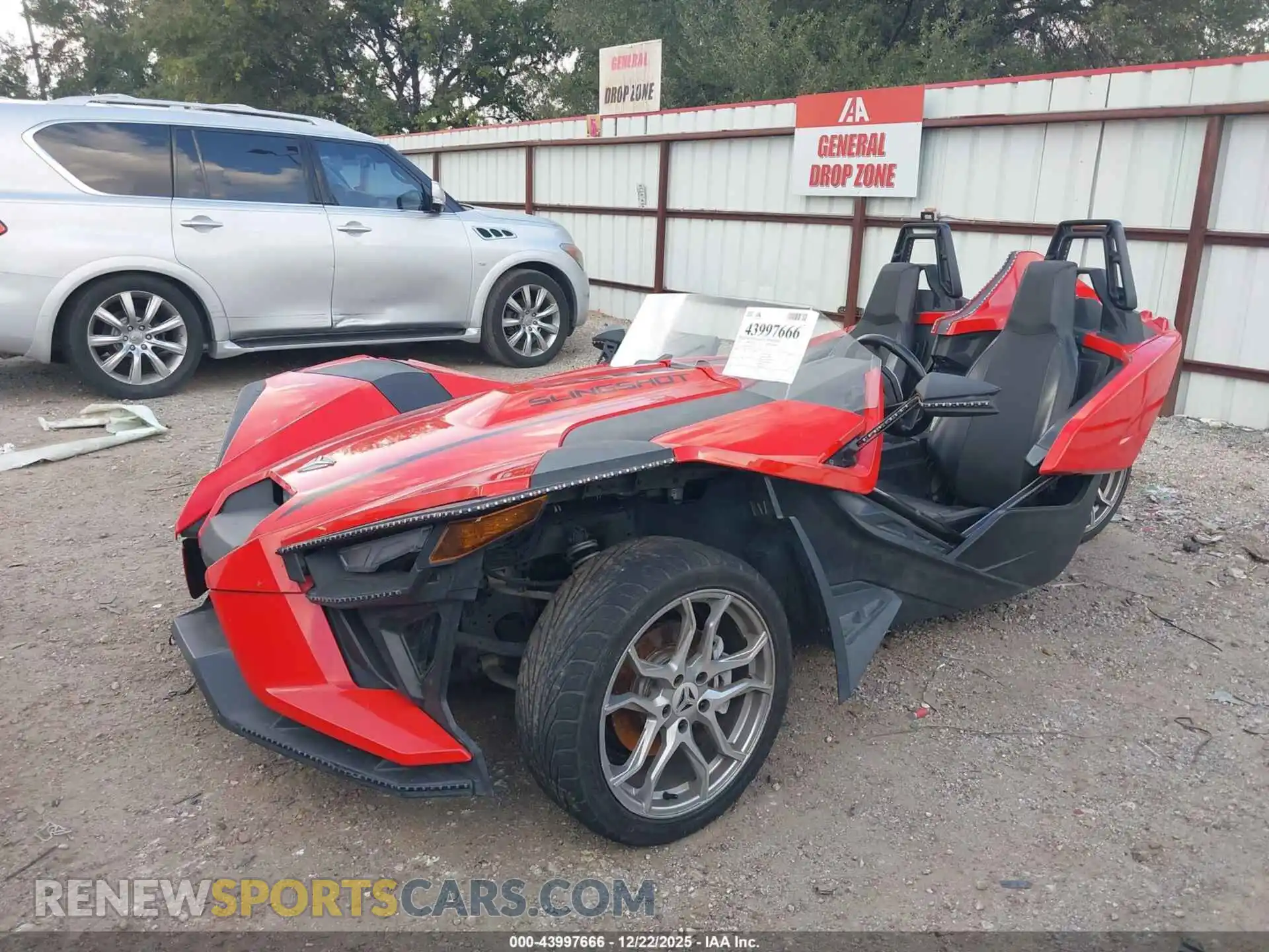 2 Photograph of a damaged car 57XAAPGD2M8142738 POLARIS SLINGSHOT 2021