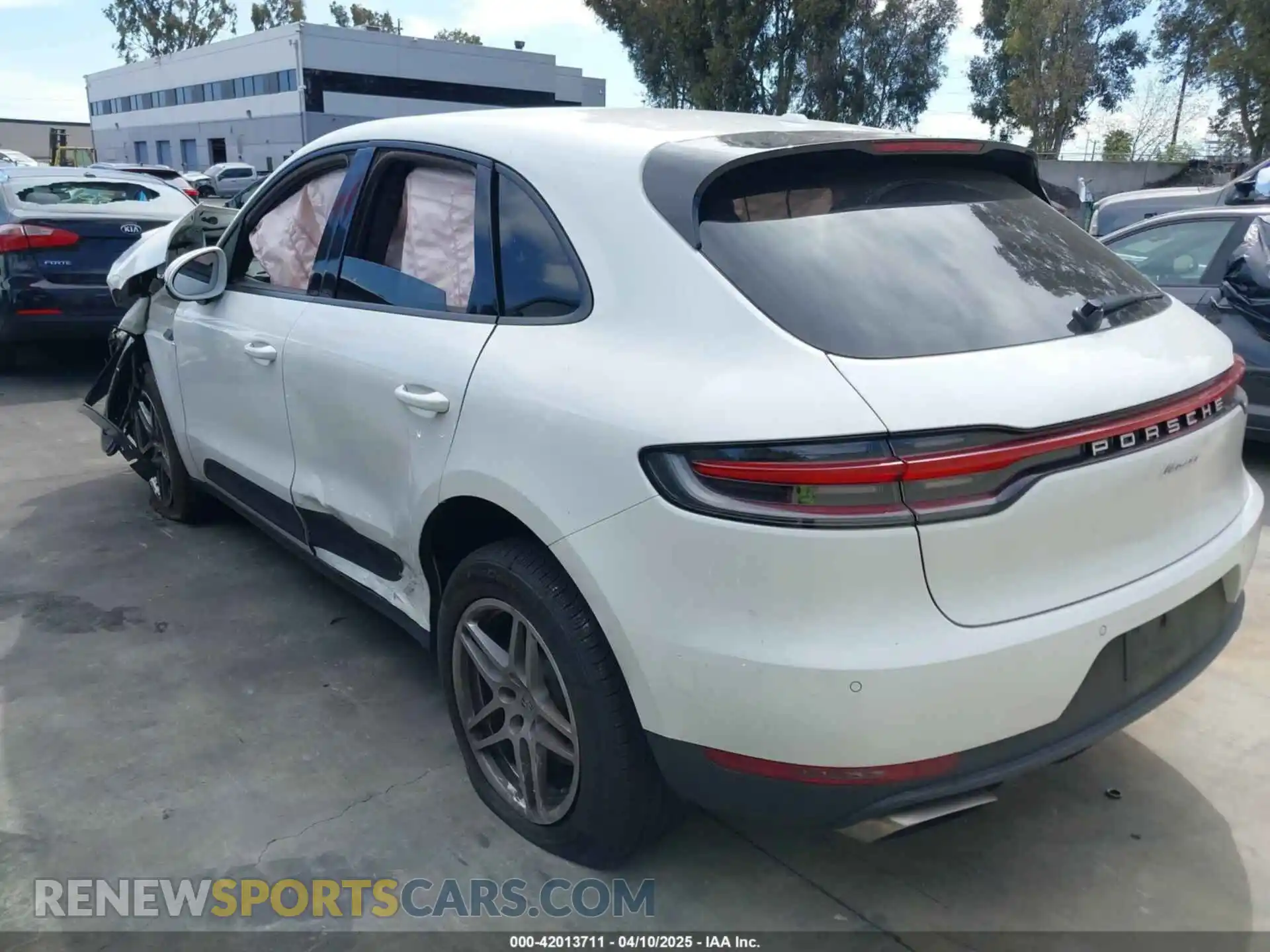 3 Фотография поврежденного автомобиля WP1AA2A50KLB05922 PORSCHE MACAN 2019