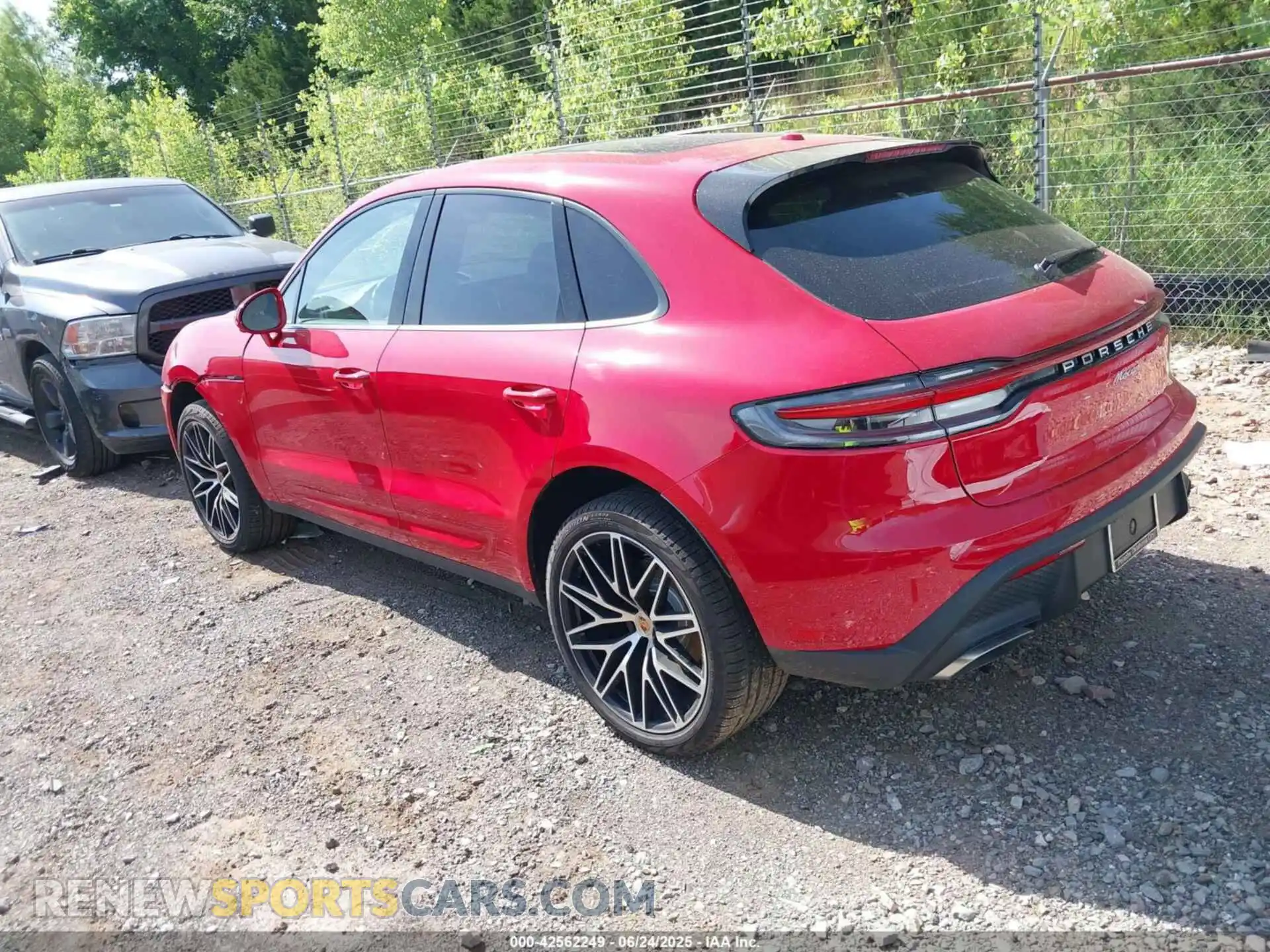 3 Фотография поврежденного автомобиля WP1AA2A58SLB08387 PORSCHE MACAN 2025