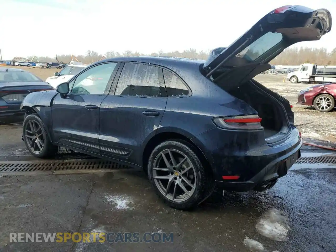2 fotografías del automóvil dañado WP1AA2A55PLB15269 PORSCHE MACAN BASE 2023