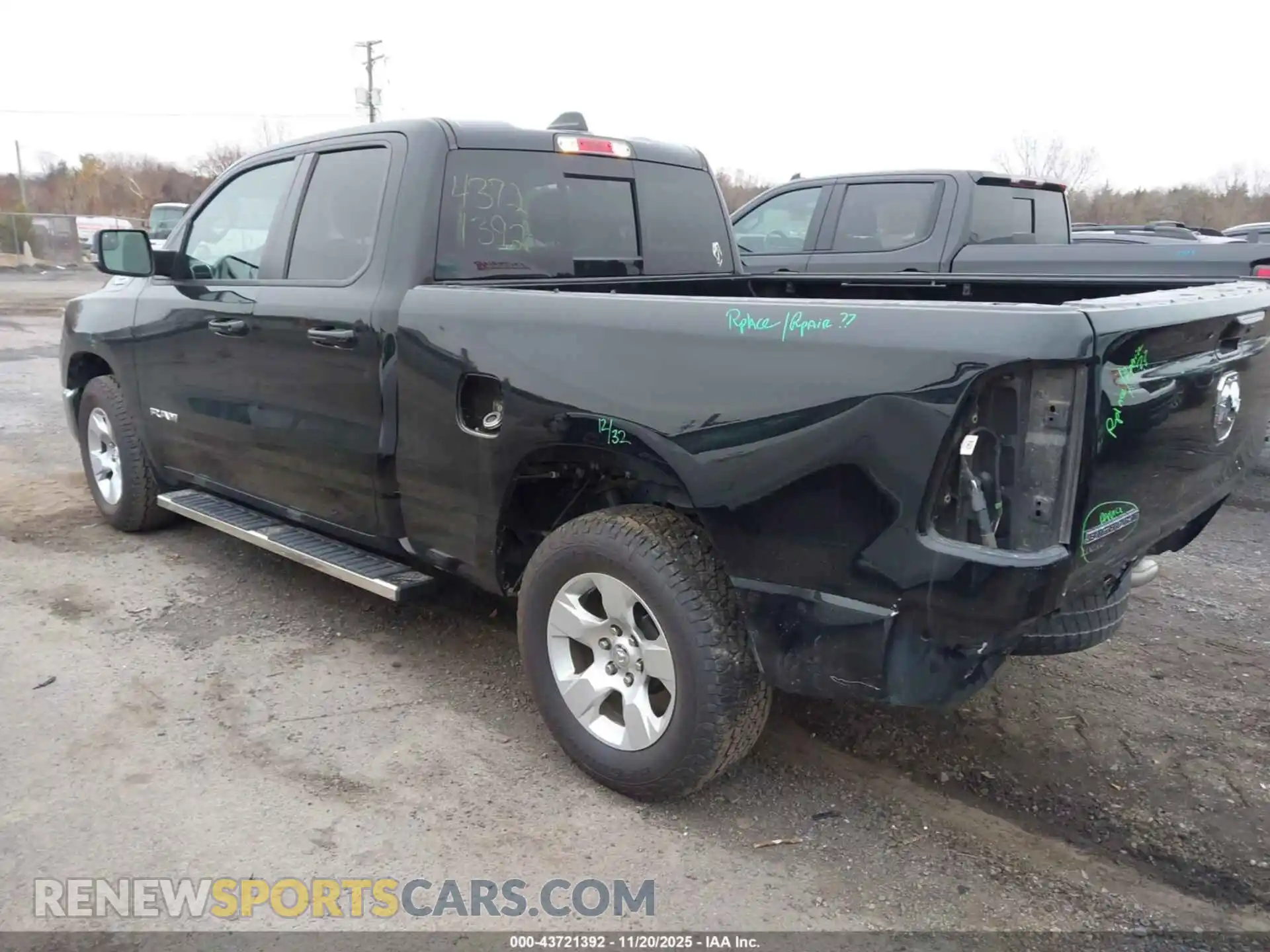 3 fotografías del automóvil dañado 1C6RREBGXMN747240 RAM 1500 2021