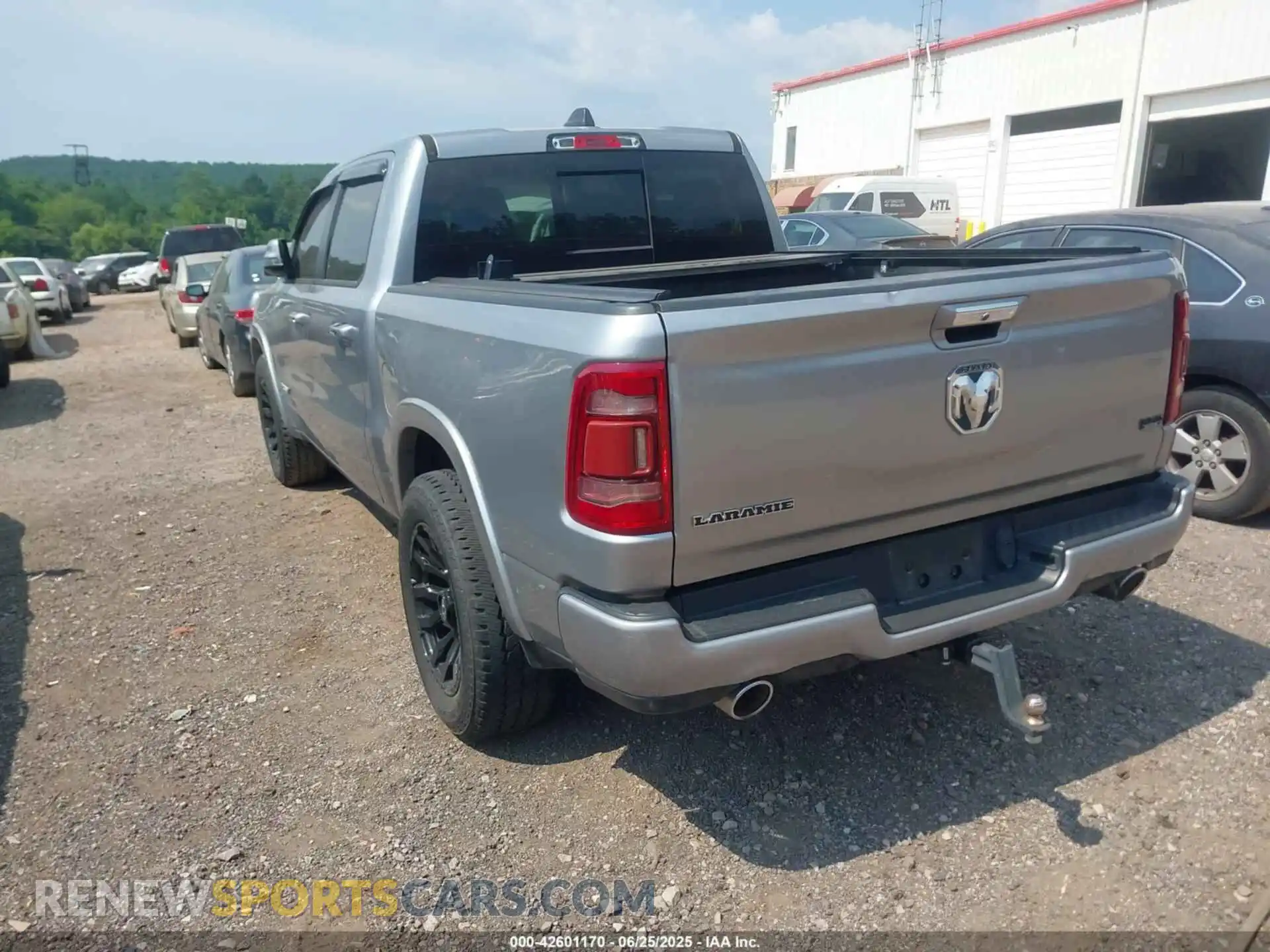 3 Photograph of a damaged car 1C6RREJT8MN767937 RAM 1500 2021
