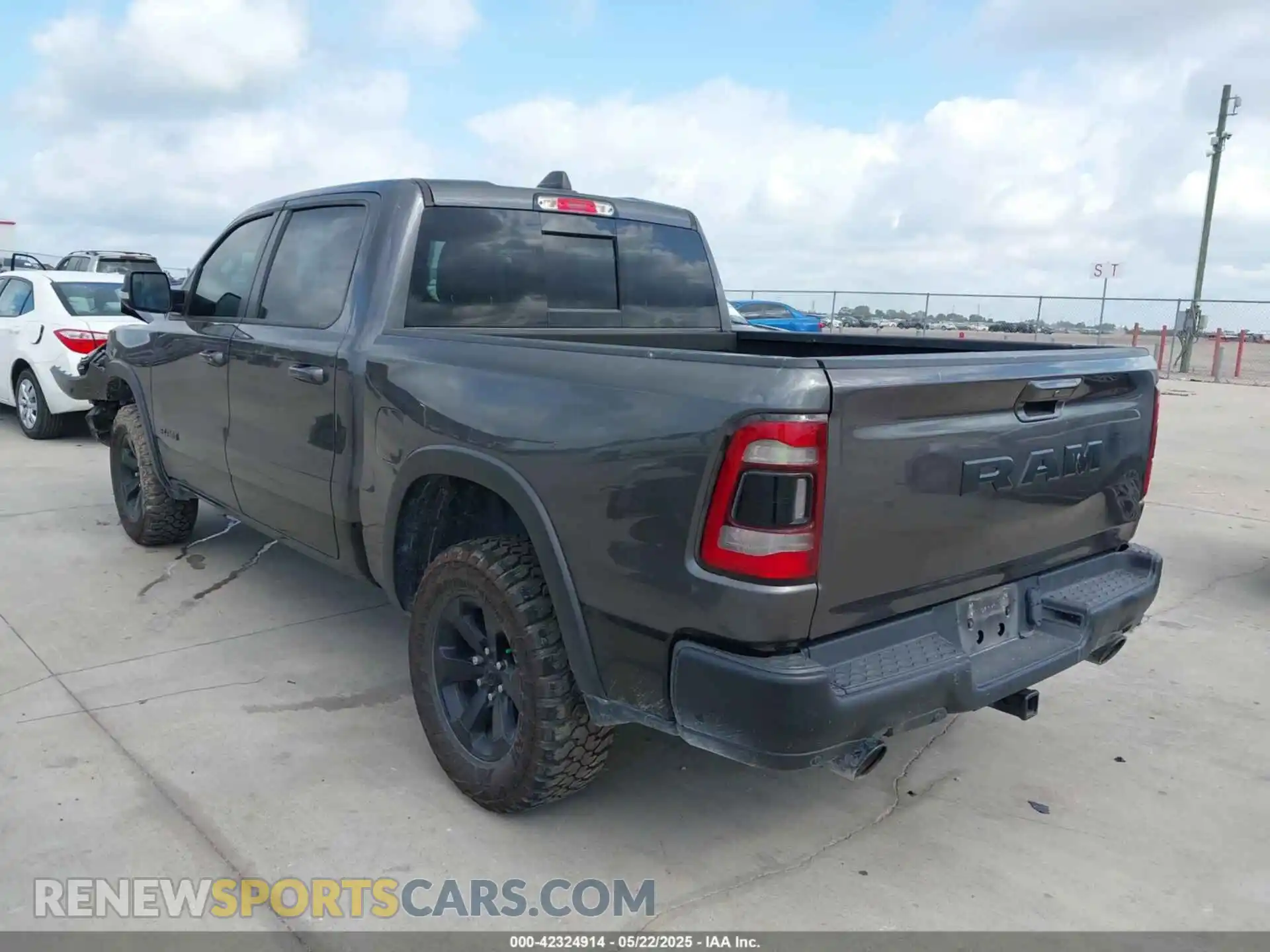 3 Photograph of a damaged car 1C6SRFLT7MN537312 RAM 1500 2021