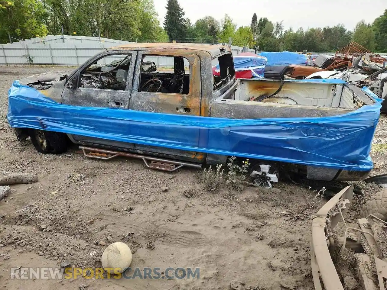 2 fotografías del automóvil dañado 3C6RR7KT4MG536357 RAM 1500 2021