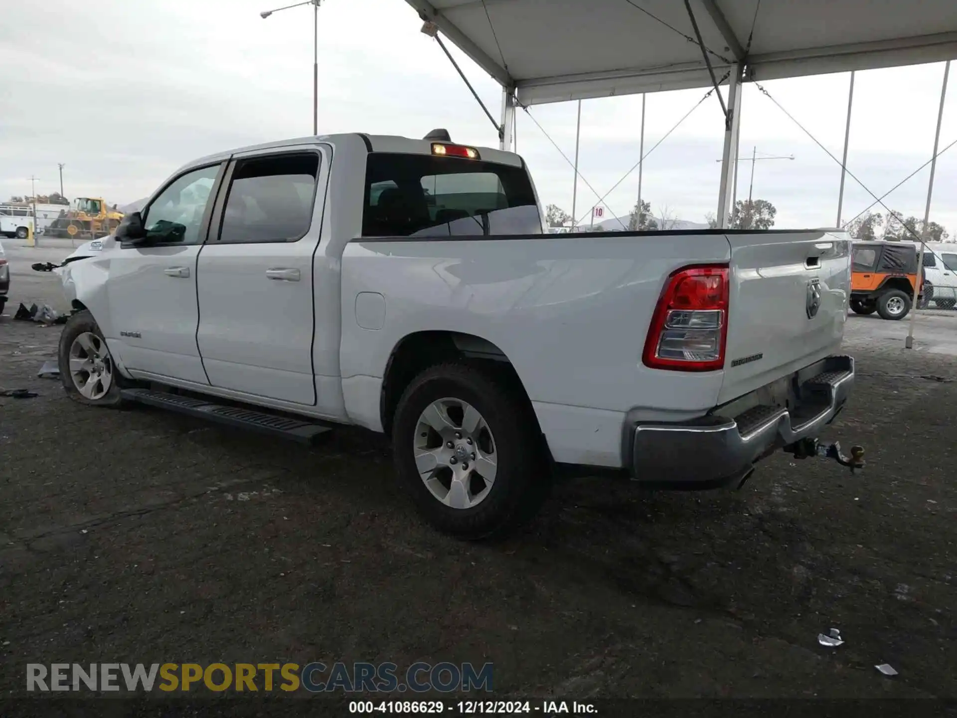 3 fotografías del automóvil dañado 1C6RREFT8NN350733 RAM 1500 2022