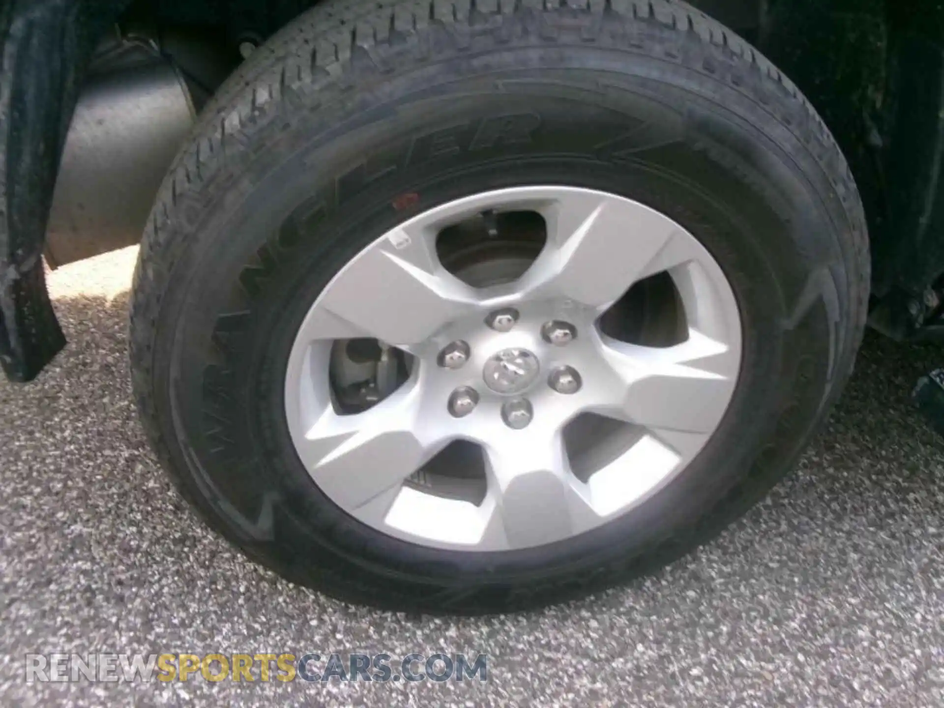 2 Photograph of a damaged car 1C6RRFFG3NN389917 RAM 1500 2022