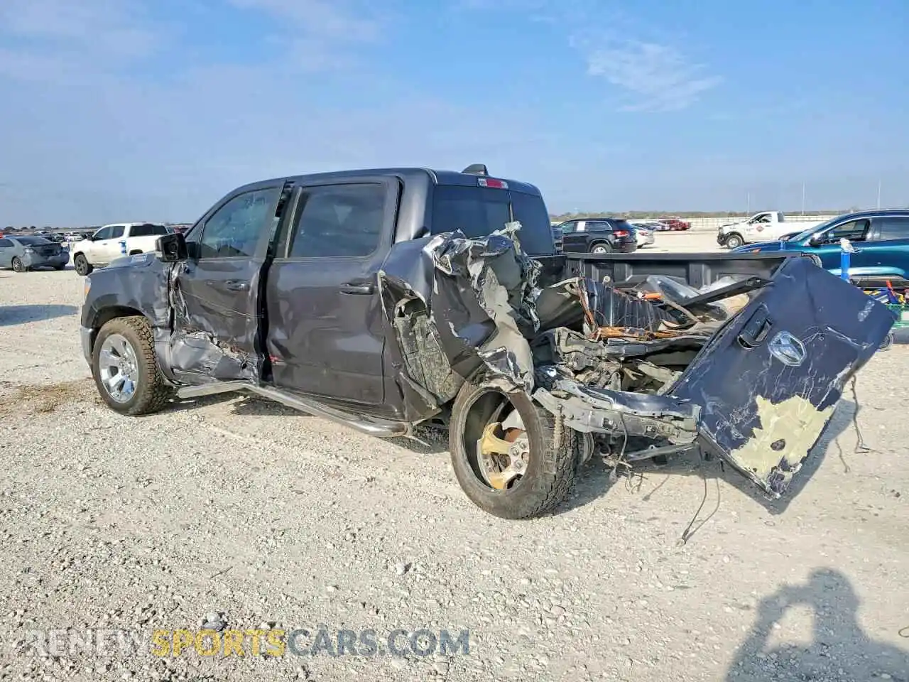 2 fotografías del automóvil dañado 1C6SRFFM7NN284255 RAM 1500 2022