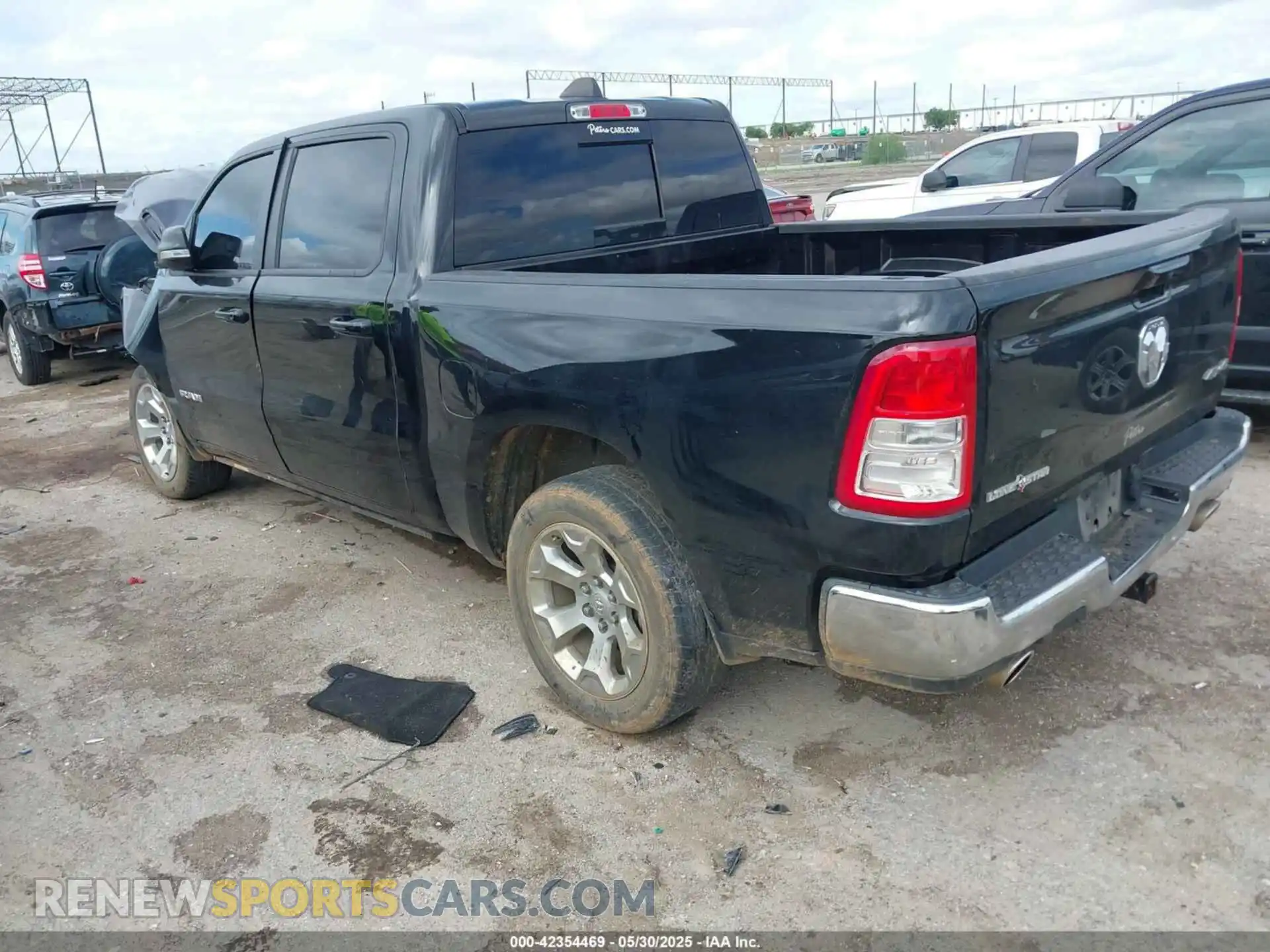 3 Photograph of a damaged car 1C6SRFFT7NN460826 RAM 1500 2022