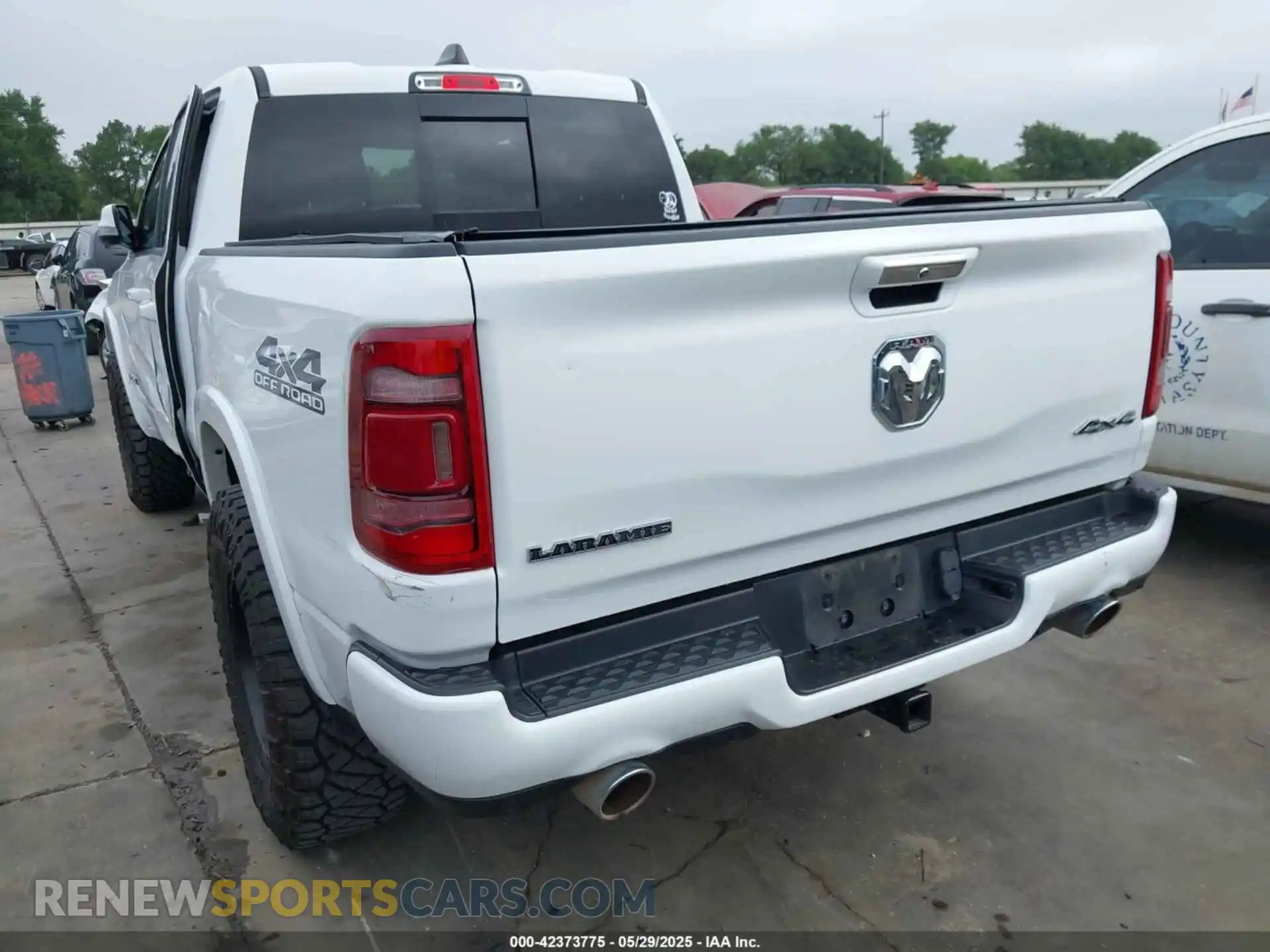 3 Photograph of a damaged car 1C6SRFJT6NN128450 RAM 1500 2022