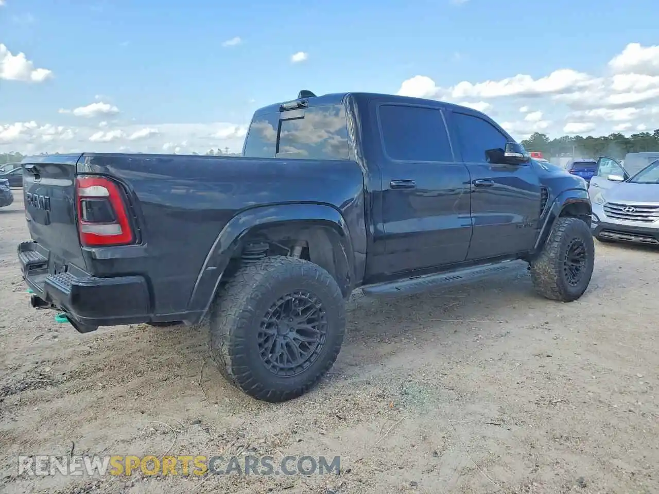 3 Photograph of a damaged car 1C6SRFU91NN318270 RAM 1500 2022