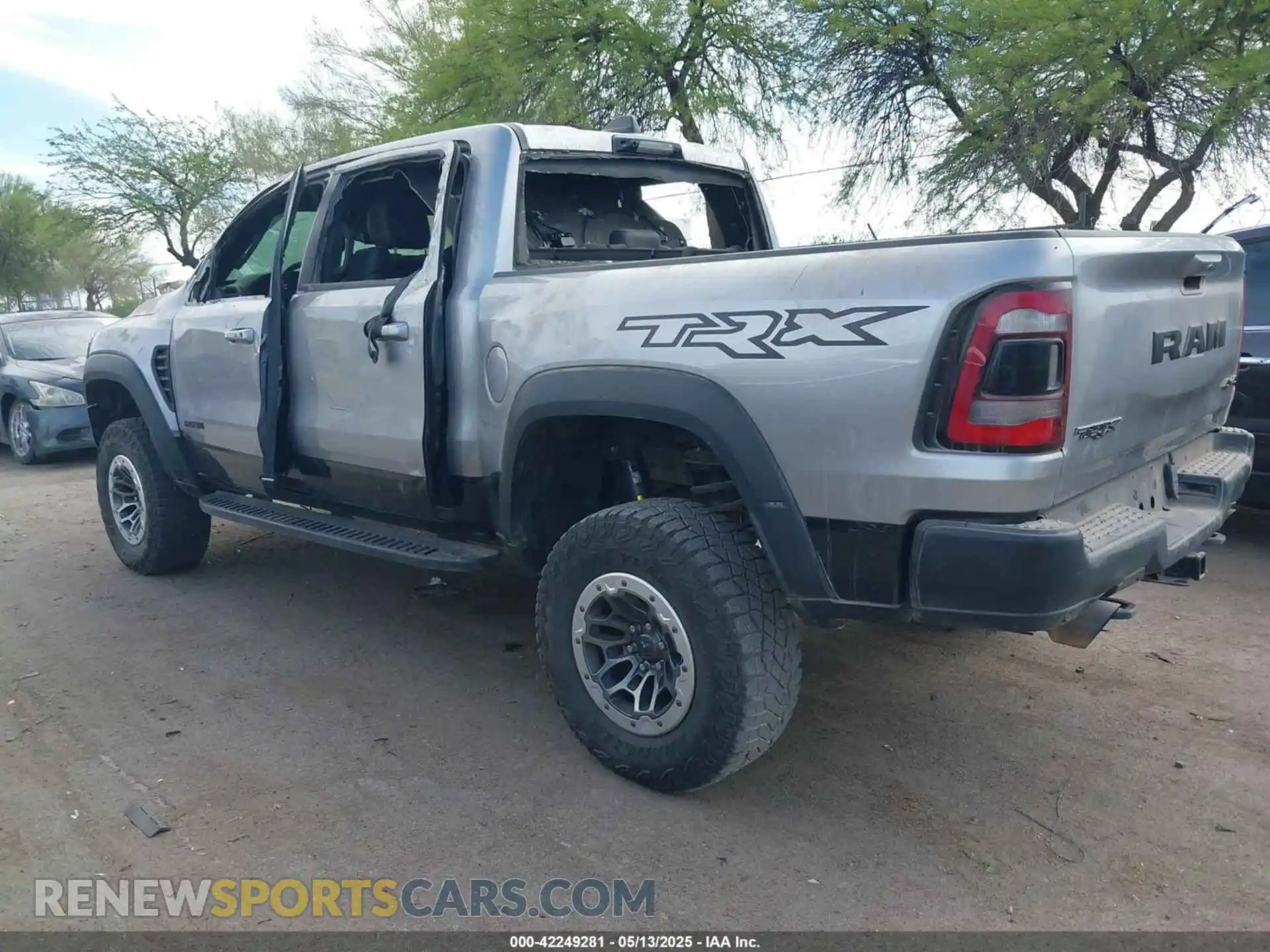 3 Photograph of a damaged car 1C6SRFU93NN246262 RAM 1500 2022
