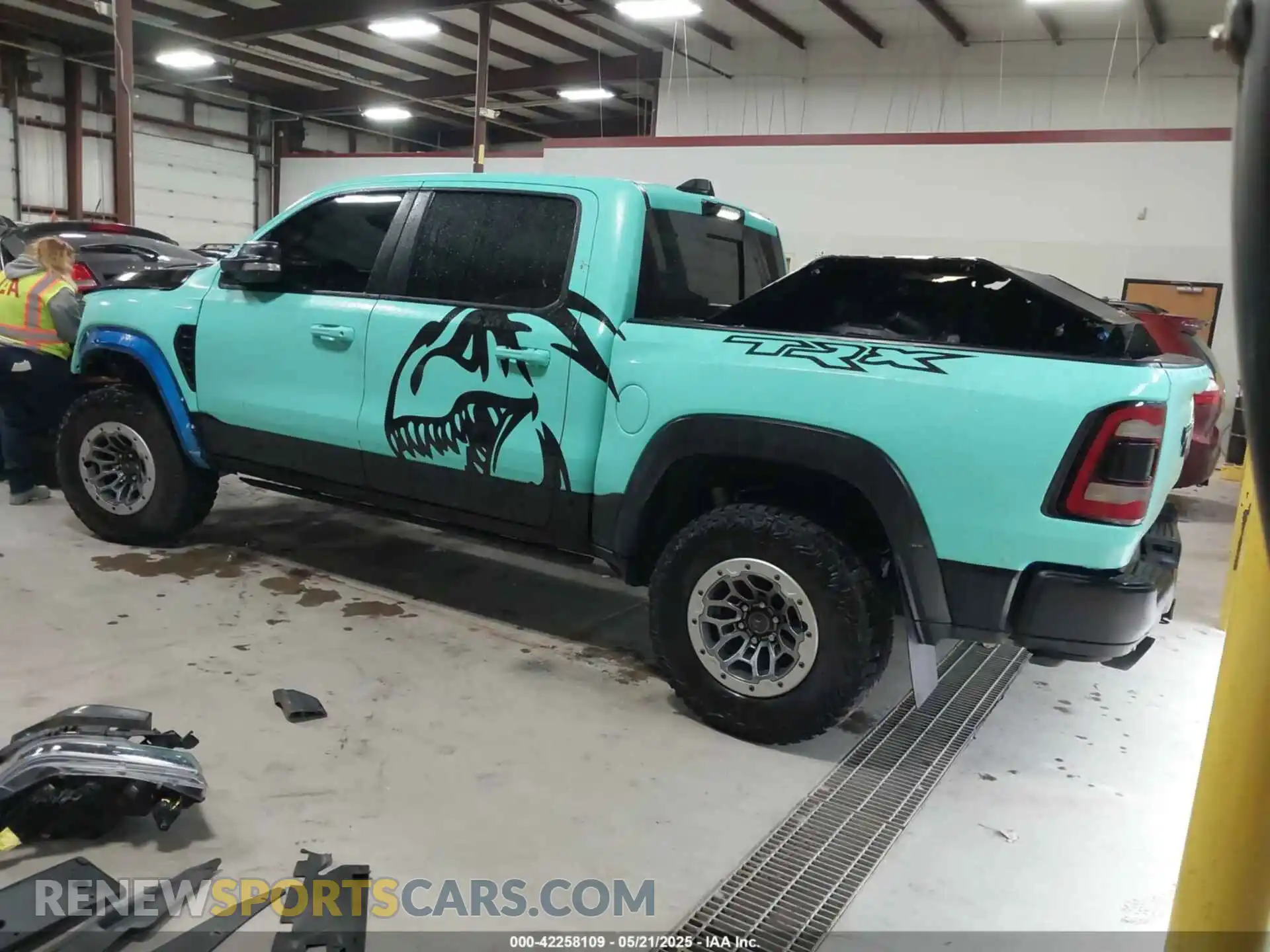 3 Photograph of a damaged car 1C6SRFU93NN368958 RAM 1500 2022