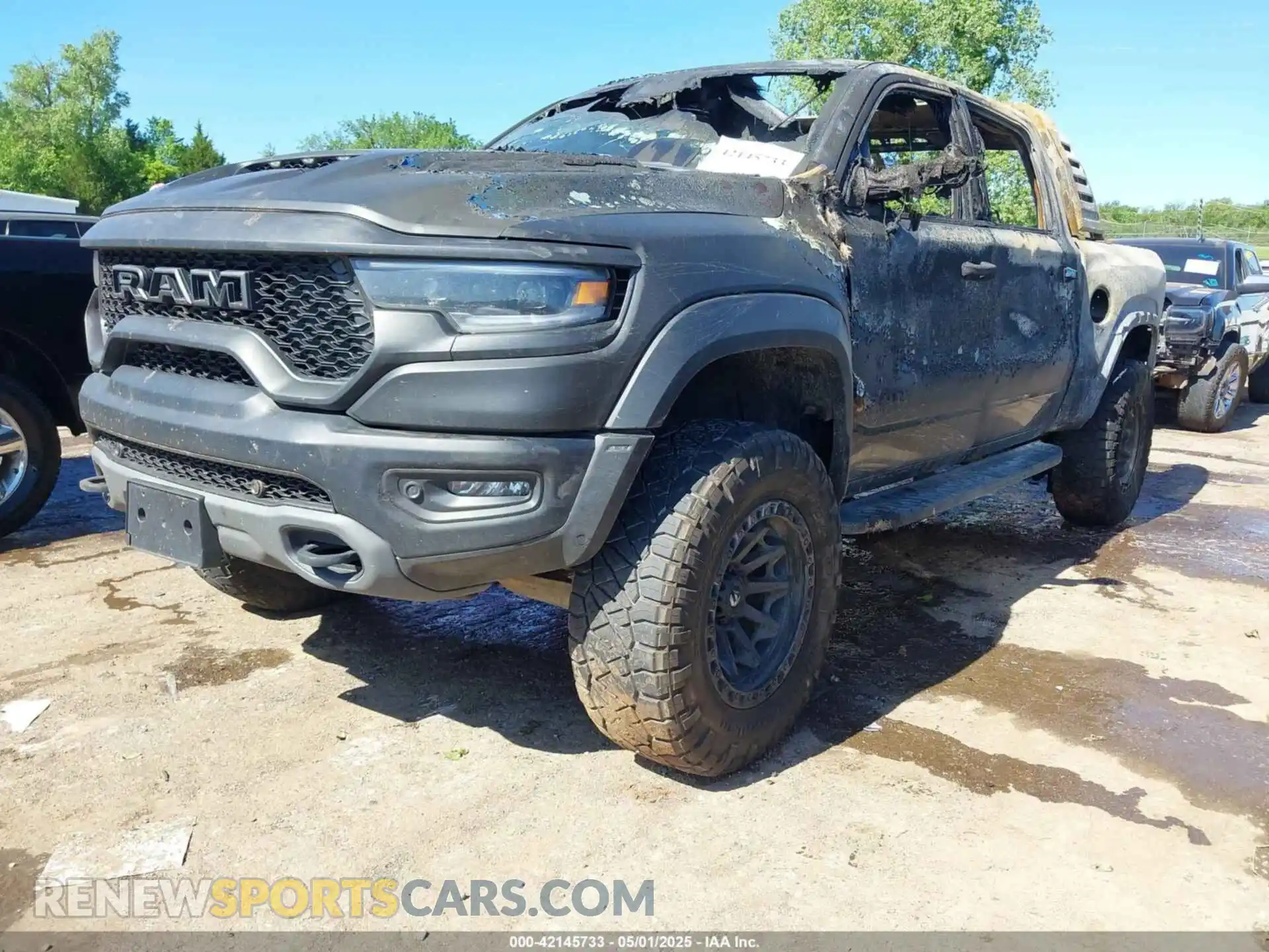 2 Photograph of a damaged car 1C6SRFU99NN151639 RAM 1500 2022