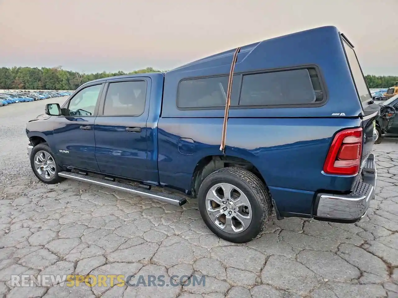 2 fotografías del automóvil dañado 1C6SRFMT1PN504275 RAM 1500 2023
