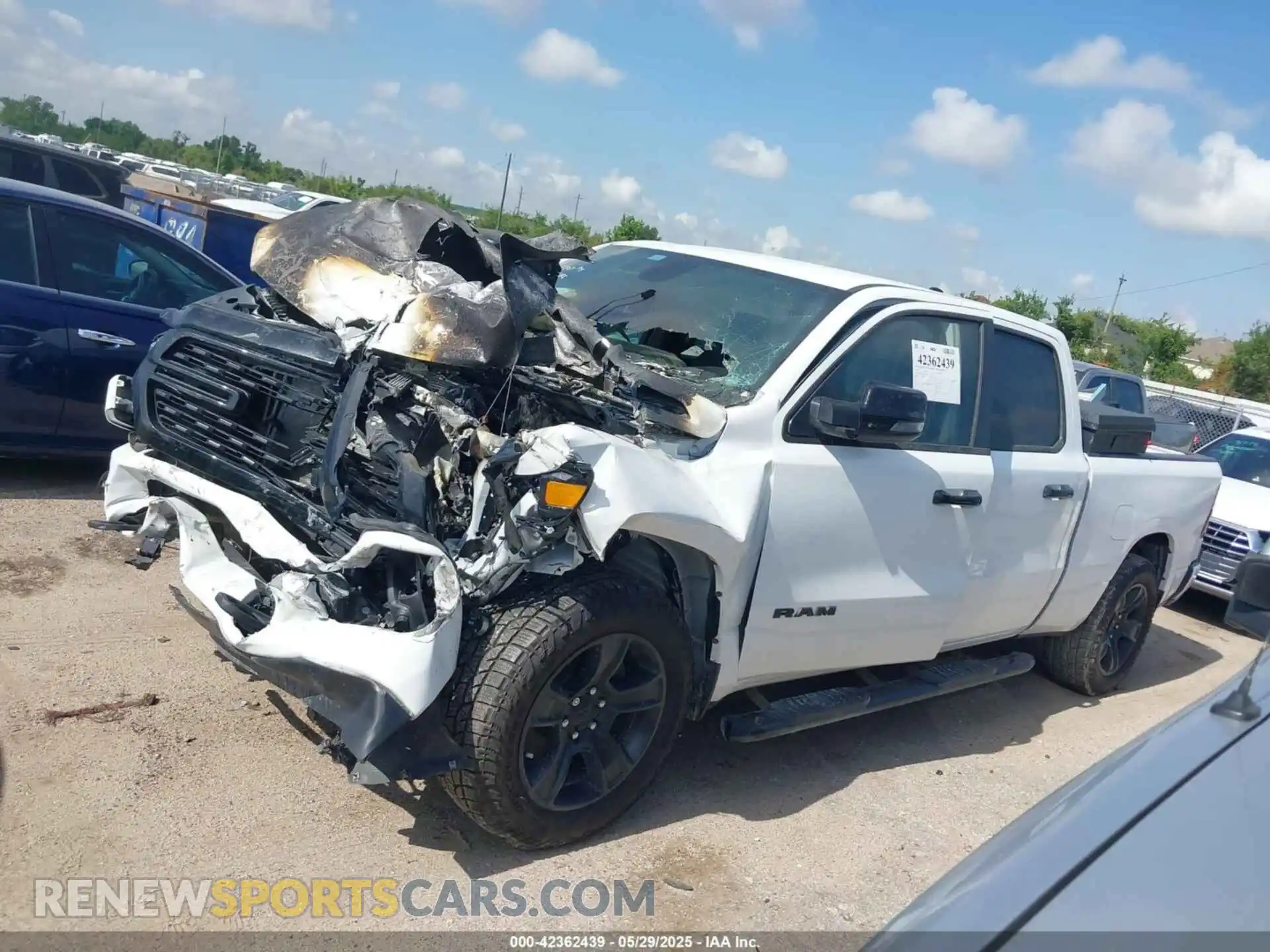2 fotografías del automóvil dañado 1C6SRFMT3PN636003 RAM 1500 2023