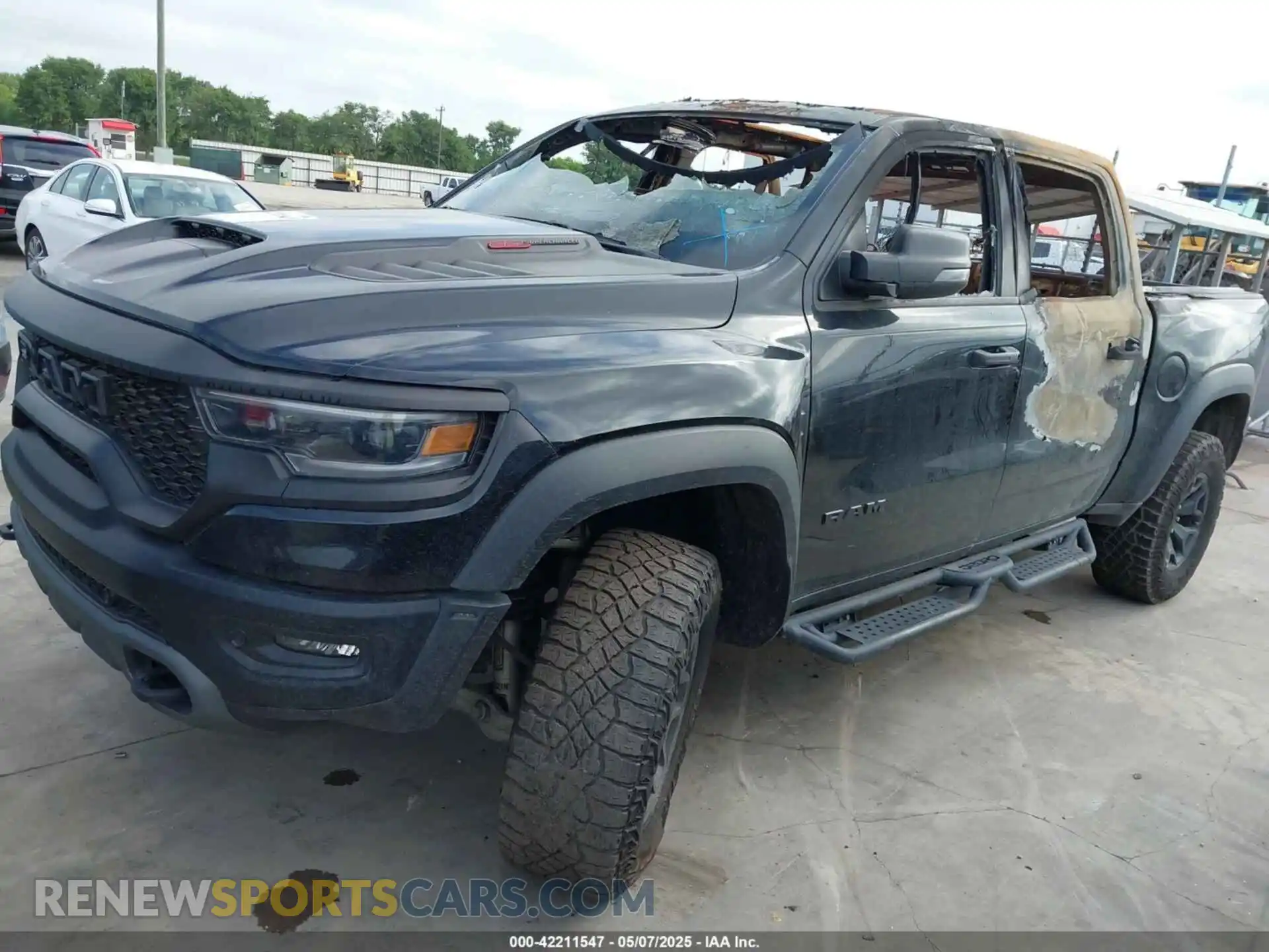 2 Photograph of a damaged car 1C6SRFU94PN509443 RAM 1500 2023