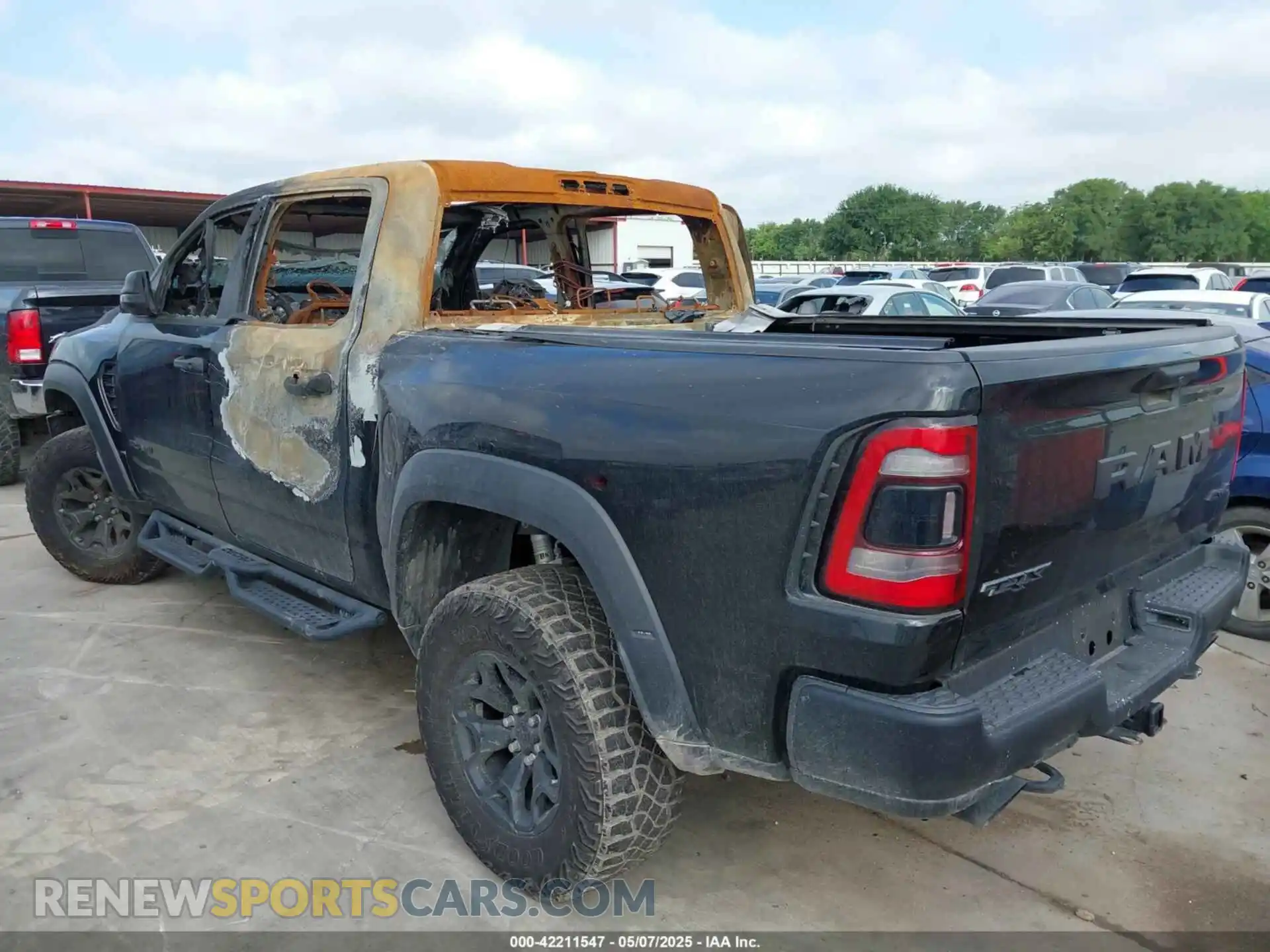 3 Photograph of a damaged car 1C6SRFU94PN509443 RAM 1500 2023