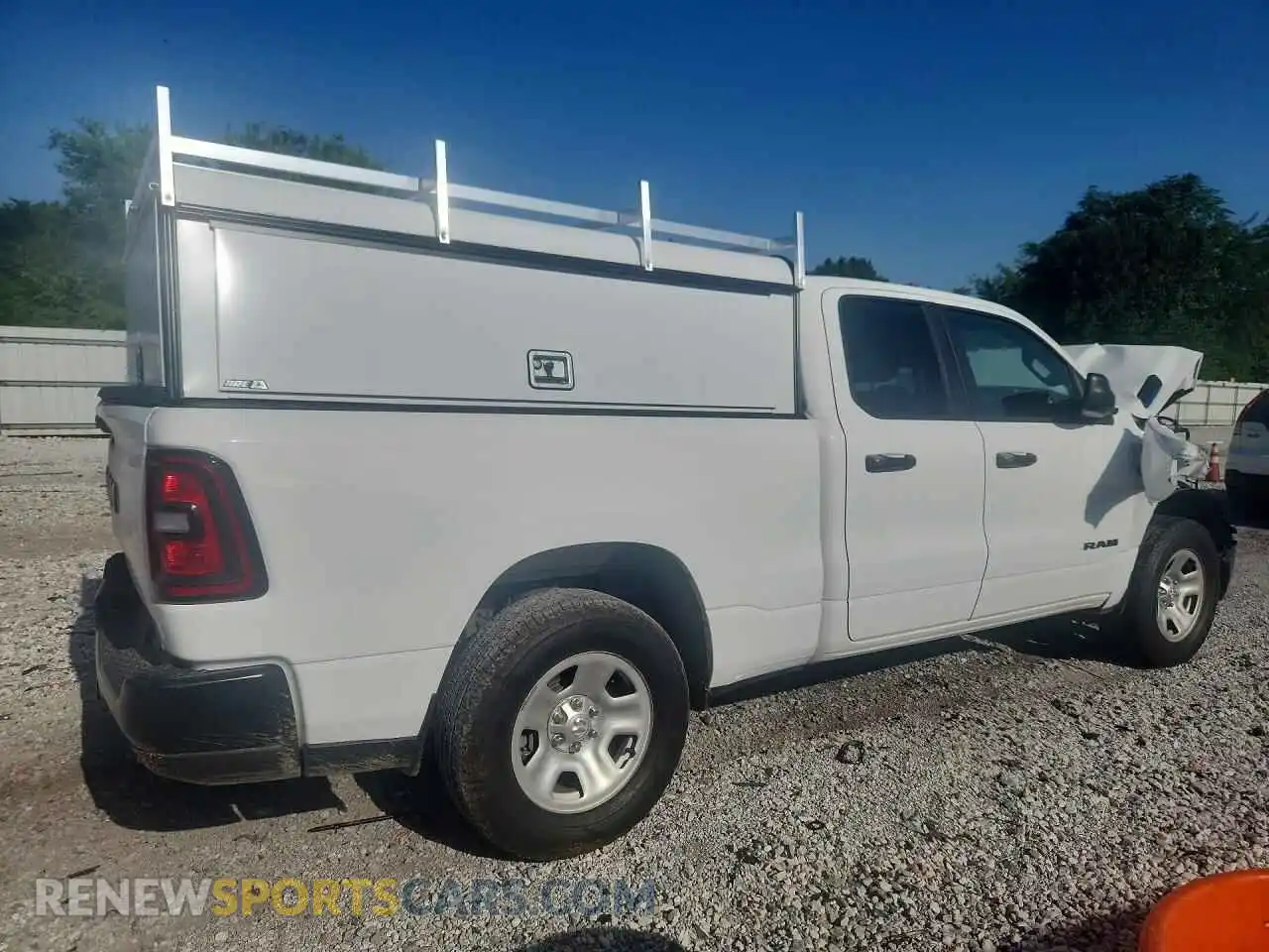 3 fotografías del automóvil dañado 1C6SRECG9SN642038 RAM 1500 2025