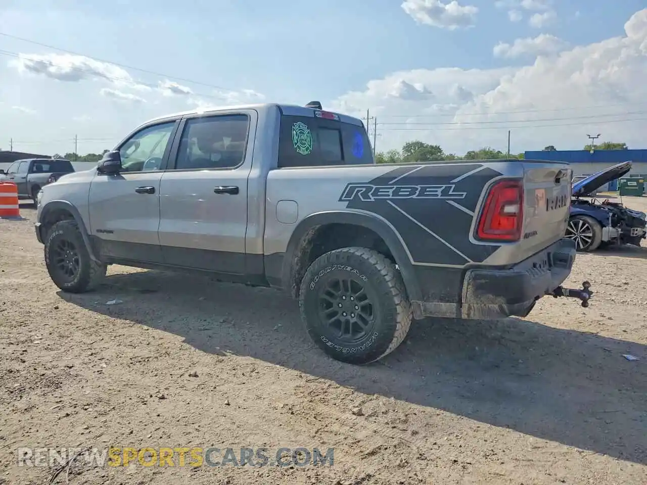 2 fotografías del automóvil dañado 1C6SRFLP5SN617319 RAM 1500 2025