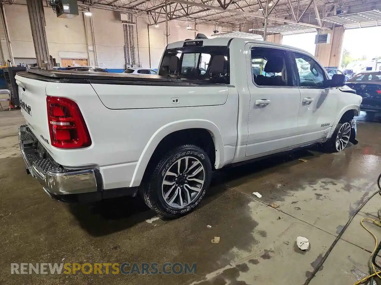 3 fotografías del automóvil dañado 1C6SRFHP6TN395741 RAM 1500 2026