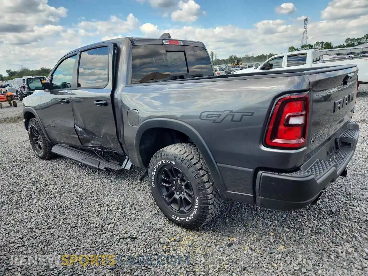 2 fotografías del automóvil dañado 1C6SRFLP7TN251669 RAM 1500 2026