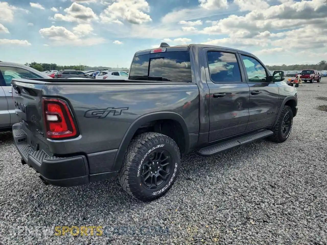 3 fotografías del automóvil dañado 1C6SRFLP7TN251669 RAM 1500 2026