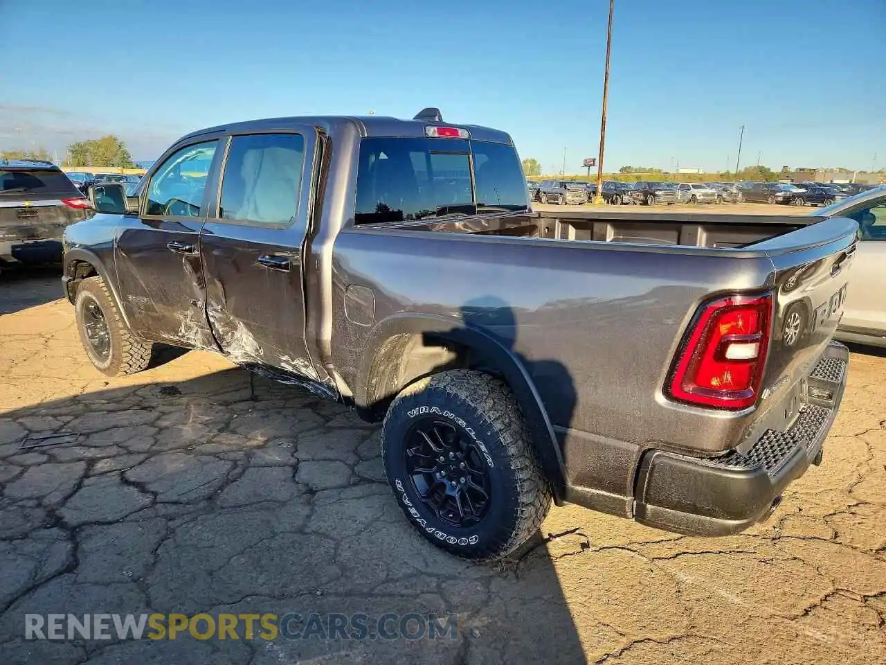 2 fotografías del automóvil dañado 1C6SRFLPXTN260320 RAM 1500 2026