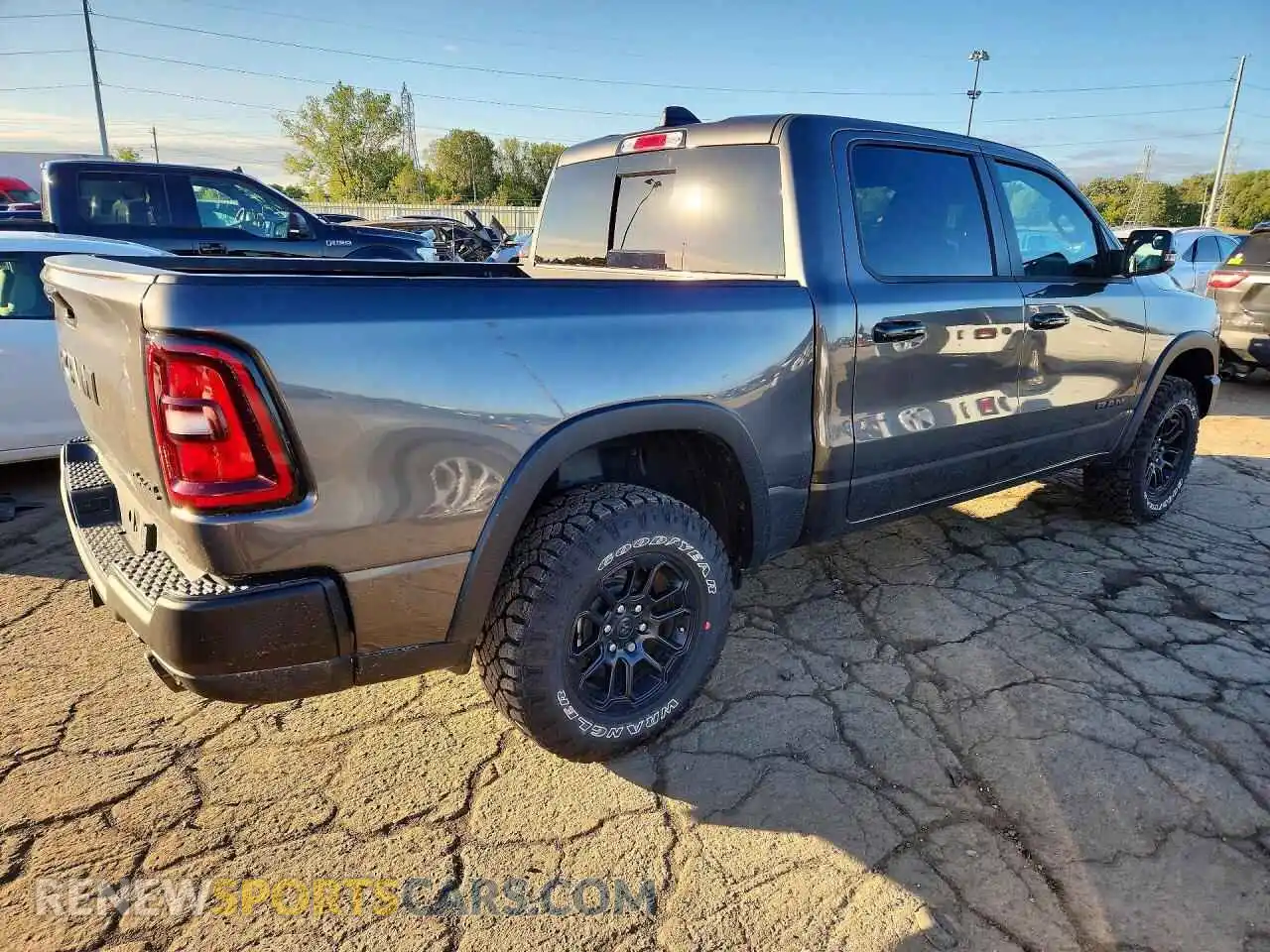 3 fotografías del automóvil dañado 1C6SRFLPXTN260320 RAM 1500 2026