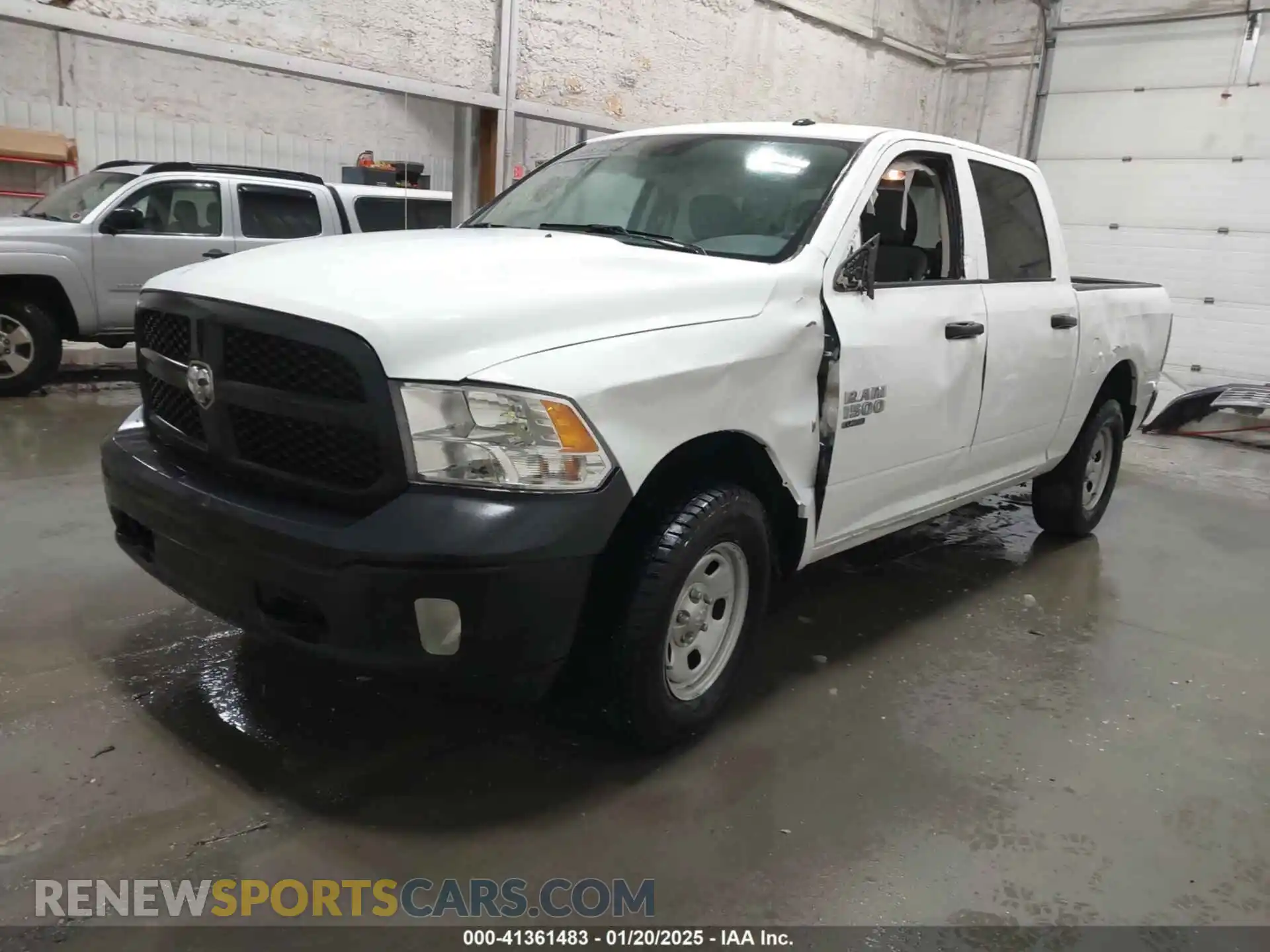 2 fotografías del automóvil dañado 3C6RR7KG7PG662400 RAM 1500 CLASSIC 2023