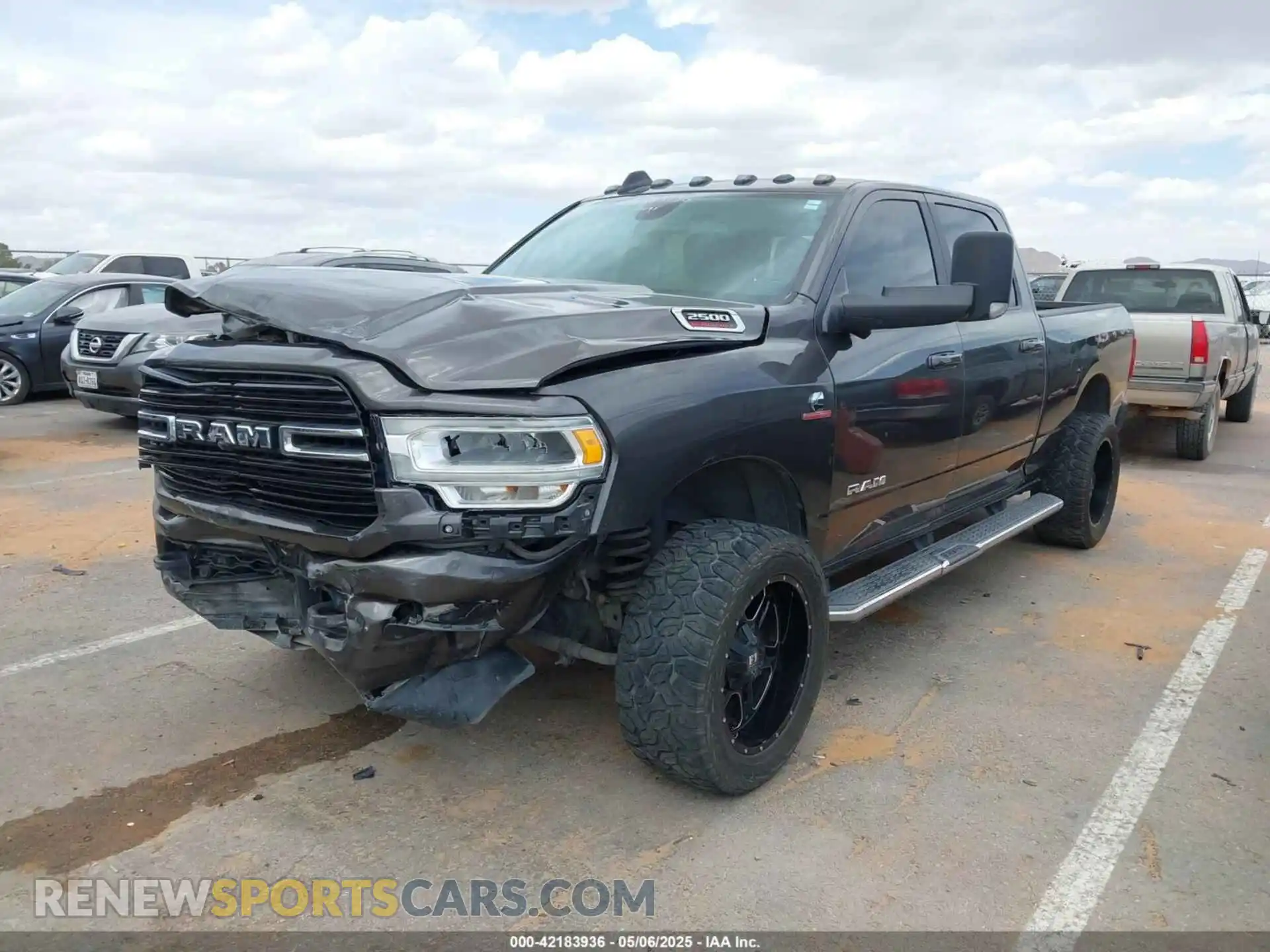 2 fotografías del automóvil dañado 3C6UR5DL9KG604368 RAM 2500 2019
