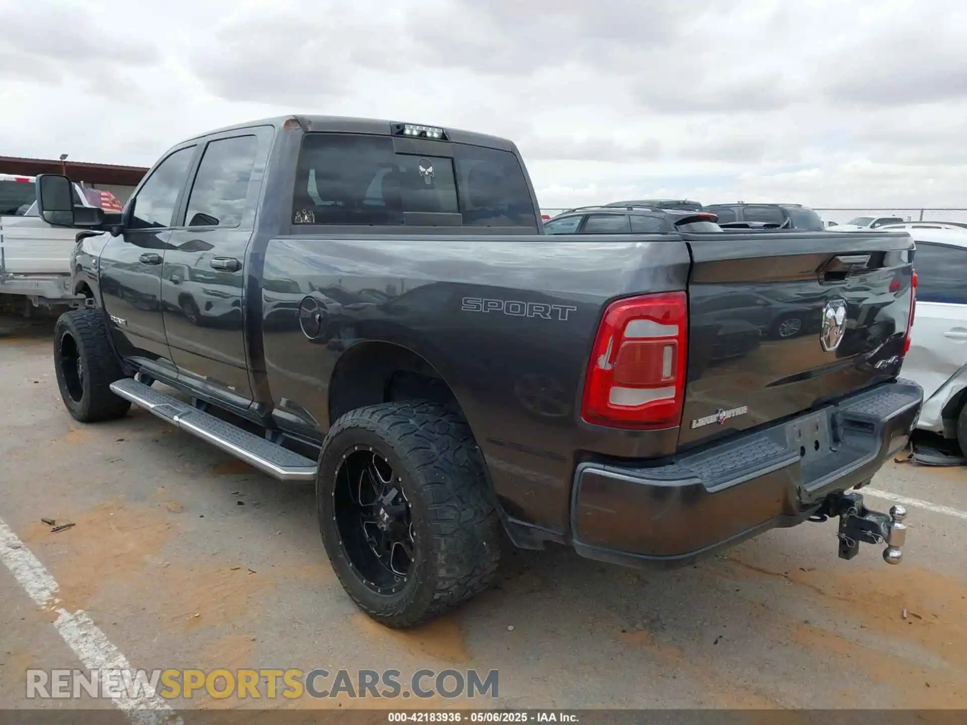 3 fotografías del automóvil dañado 3C6UR5DL9KG604368 RAM 2500 2019