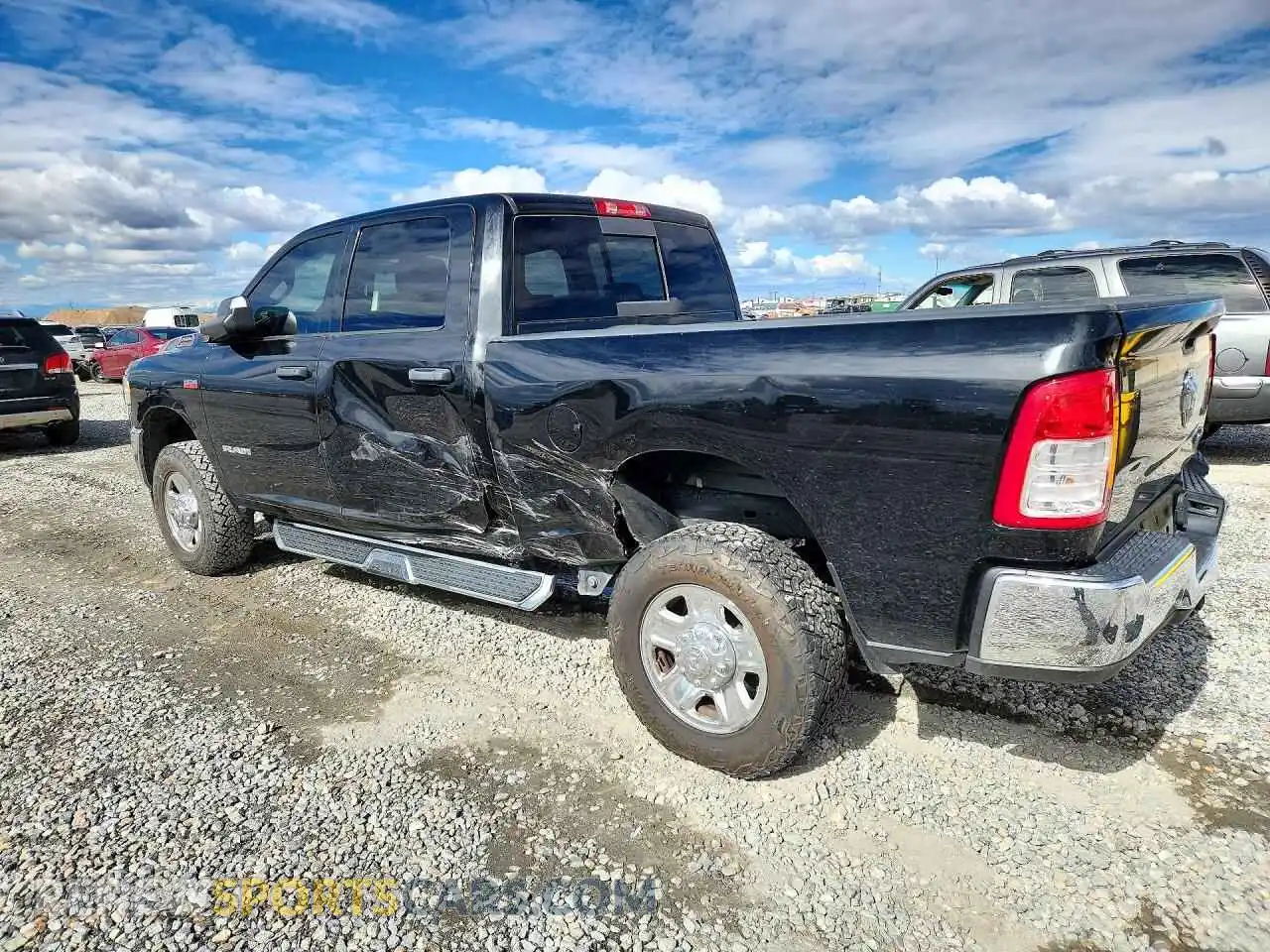 2 fotografías del automóvil dañado 3C6UR5CJ2MG660445 RAM 2500 2021
