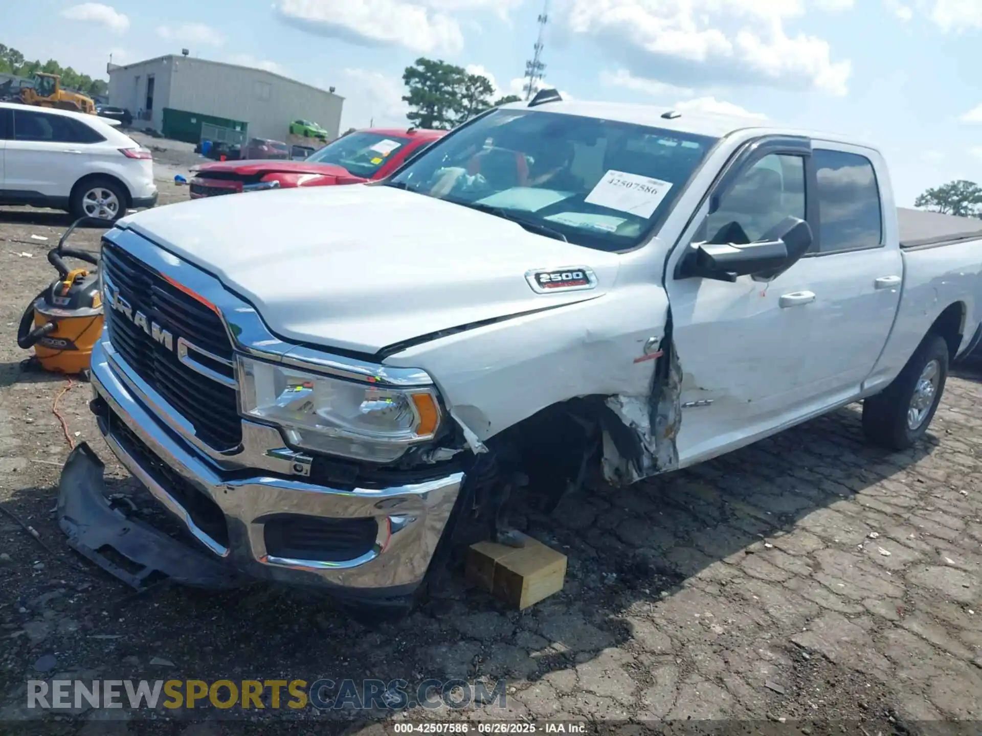2 fotografías del automóvil dañado 3C6UR5DL2MG554710 RAM 2500 2021