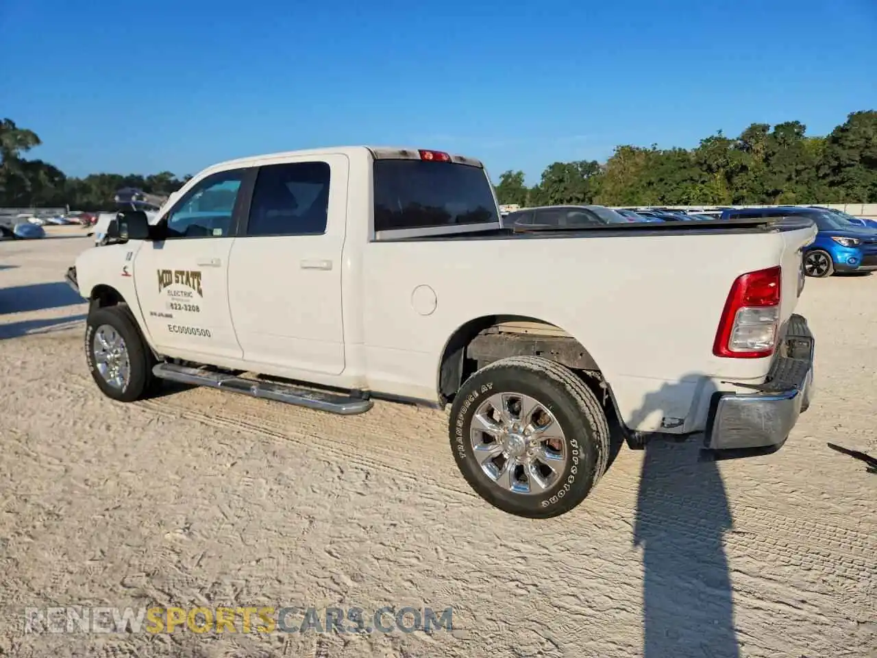 2 fotografías del automóvil dañado 3C6UR5DL6MG508930 RAM 2500 2021