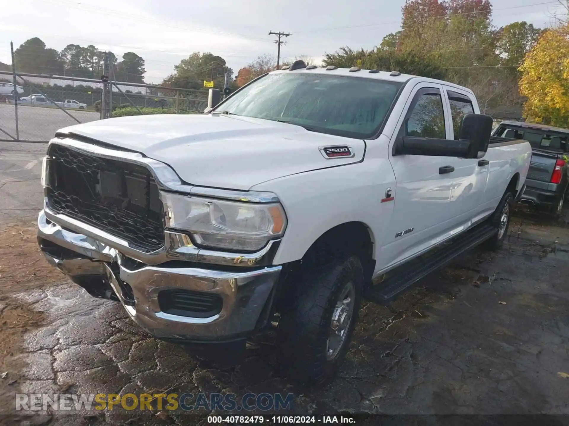 2 fotografías del automóvil dañado 3C6UR5HL0MG648241 RAM 2500 2021