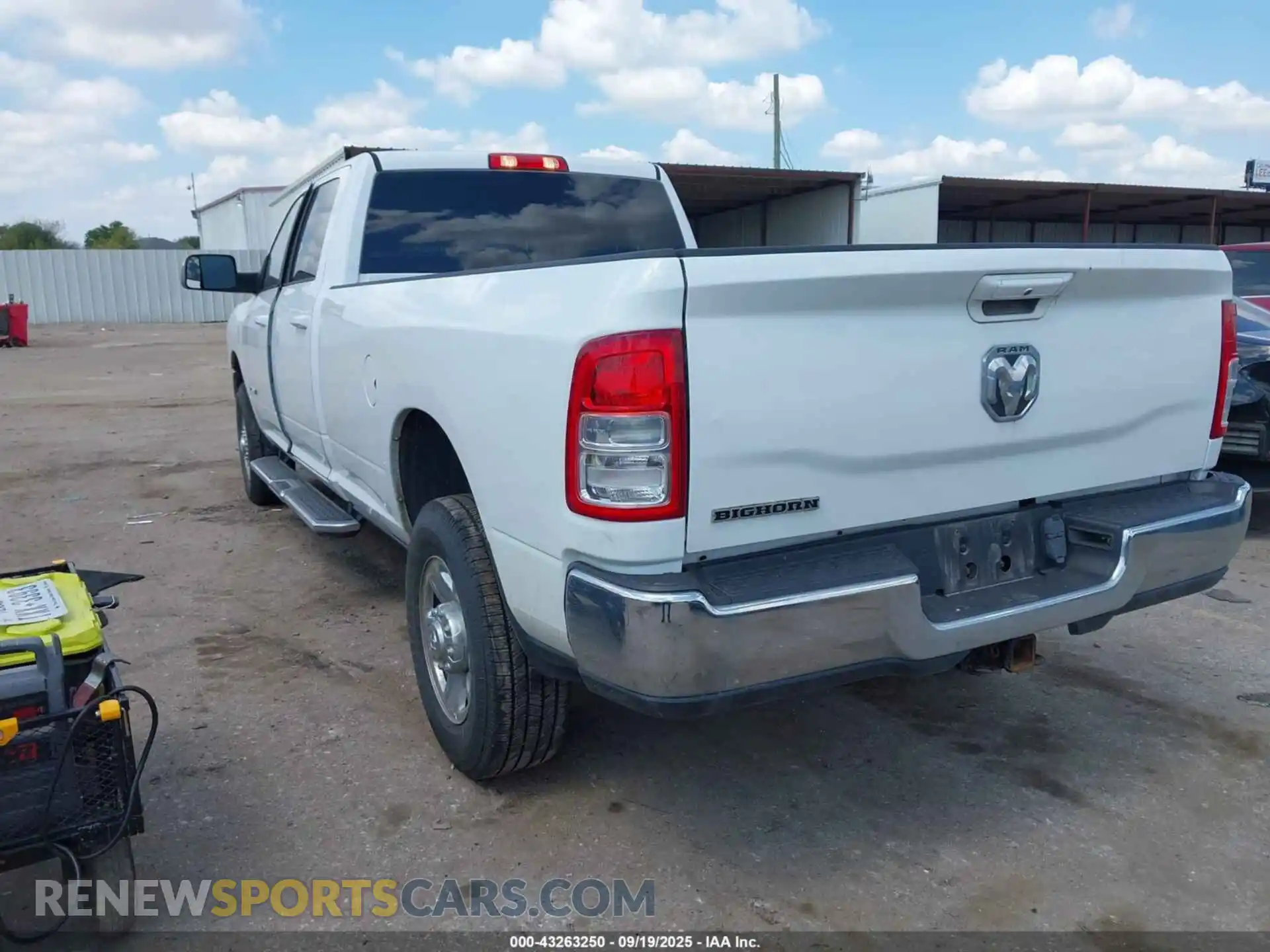 3 fotografías del automóvil dañado 3C6UR5JL1MG554833 RAM 2500 2021