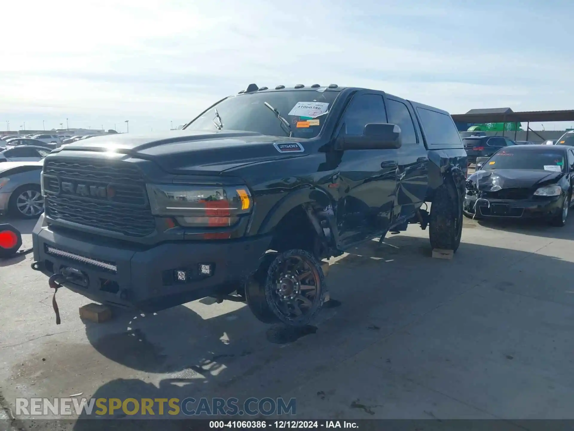 2 fotografías del automóvil dañado 3C6UR5SL6MG559007 RAM 2500 2021