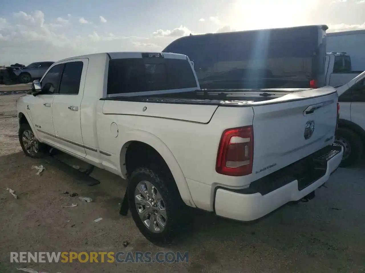 2 fotografías del automóvil dañado 3C6UR5TL8MG501236 RAM 2500 2021