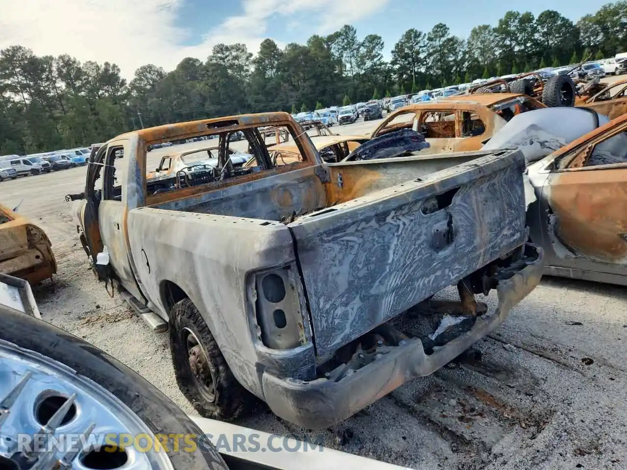 2 fotografías del automóvil dañado 3C6UR5CL1NG222177 RAM 2500 2022