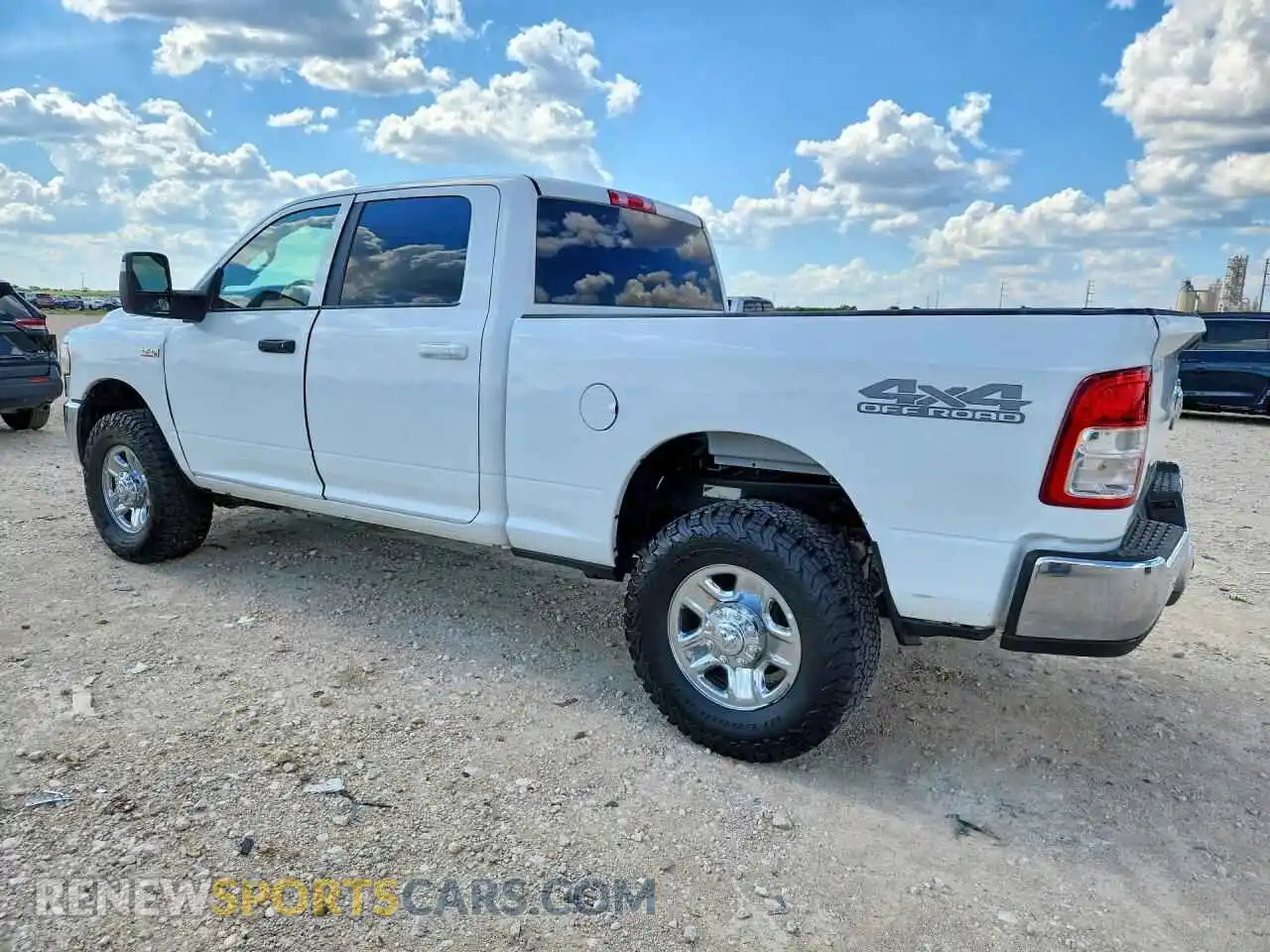 2 fotografías del automóvil dañado 3C6UR5DJ8NG137379 RAM 2500 2022