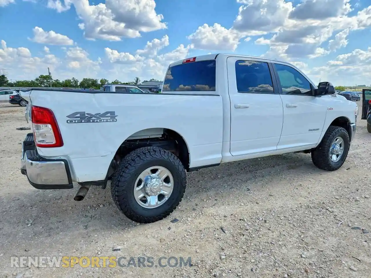 3 fotografías del automóvil dañado 3C6UR5DJ8NG137379 RAM 2500 2022
