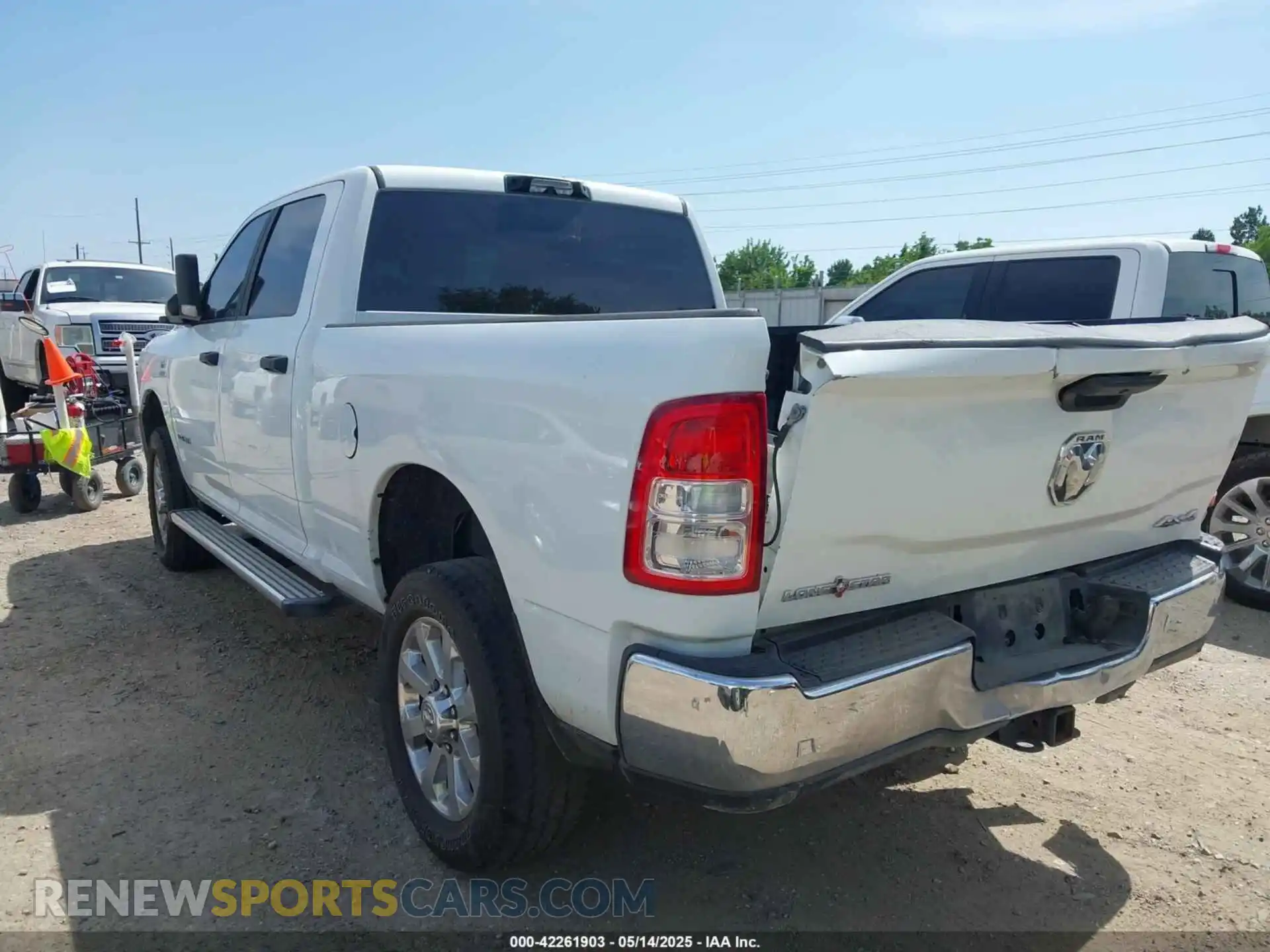 3 fotografías del automóvil dañado 3C6UR5DL2NG350071 RAM 2500 2022