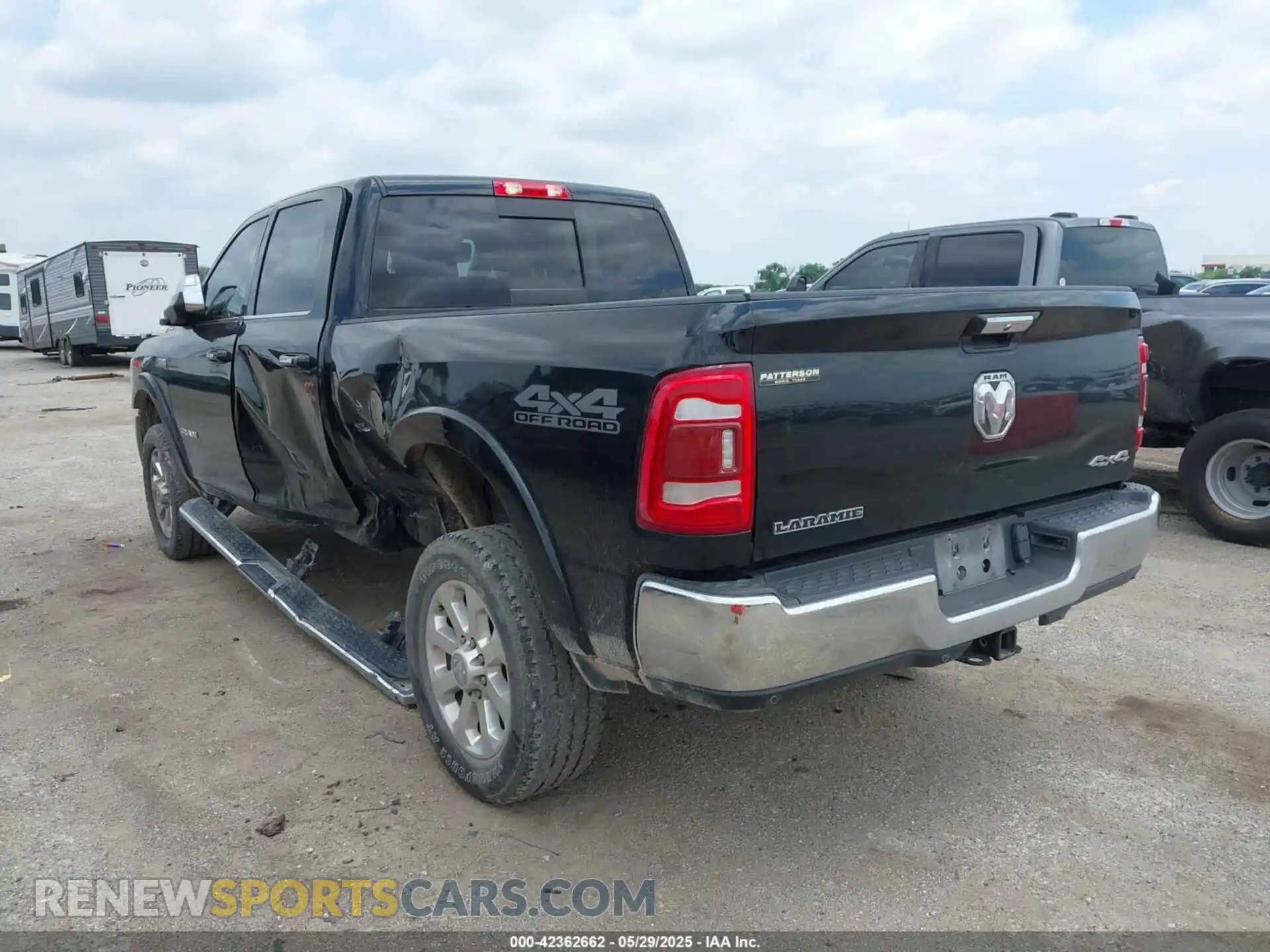 3 Photograph of a damaged car 3C6UR5FJ2NG305658 RAM 2500 2022