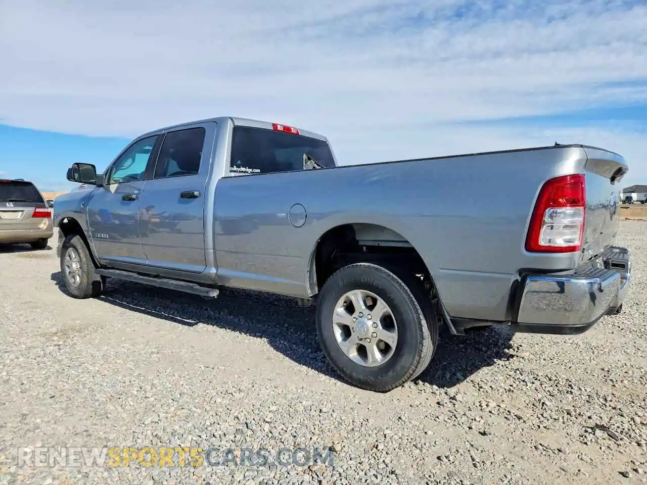 2 fotografías del automóvil dañado 3C6UR5JL3NG316905 RAM 2500 2022